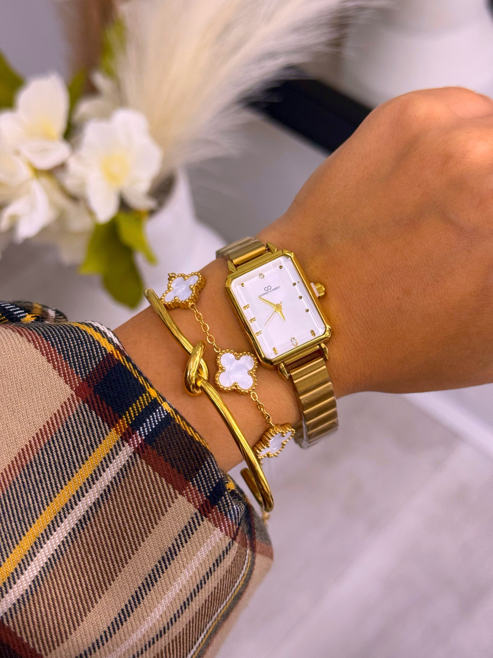 Relógio analógico com mostrador retangular | Dourado