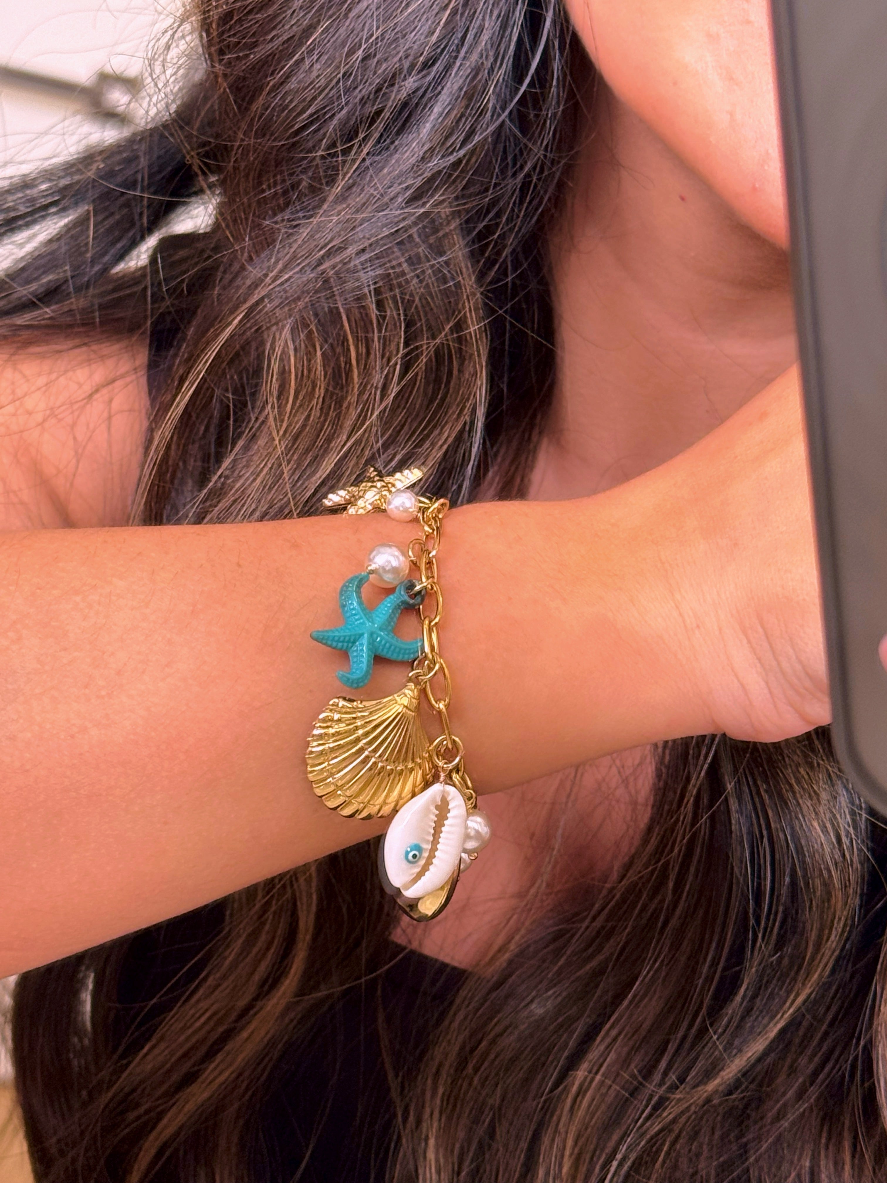 𝐄𝐝𝐢𝐜̧𝐚̃𝐨 𝐋𝐢𝐦𝐢𝐭𝐚𝐝𝐚 𝐕𝐞𝐫𝐚̃𝐨 🐚 Pulseira corrente com estrela do mar turquesa e vários pendentes | Dourado