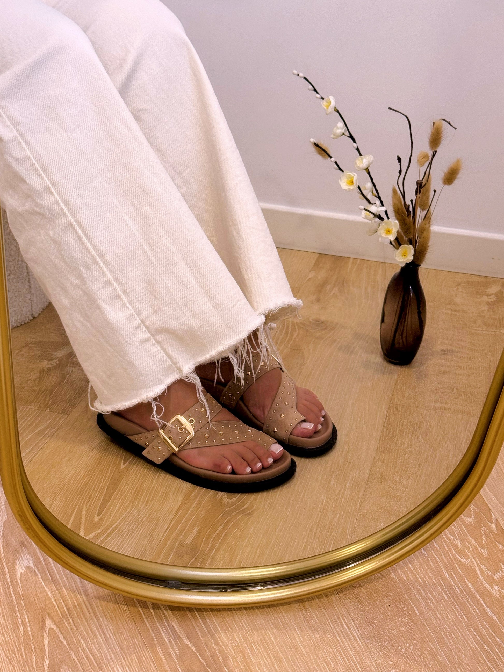 Chinelo com fivela cruzada e pormenores dourados | Khaki