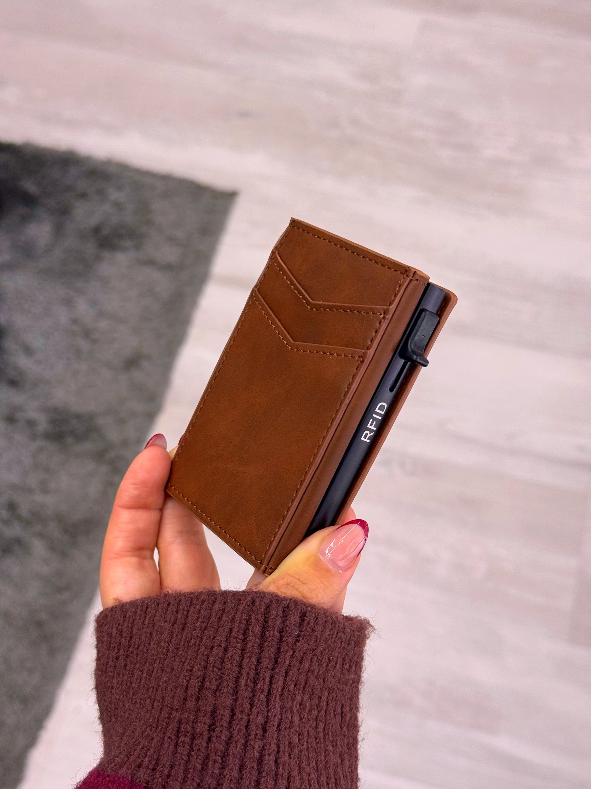 Porta cartões com fecho para moedas | Castanho escuro