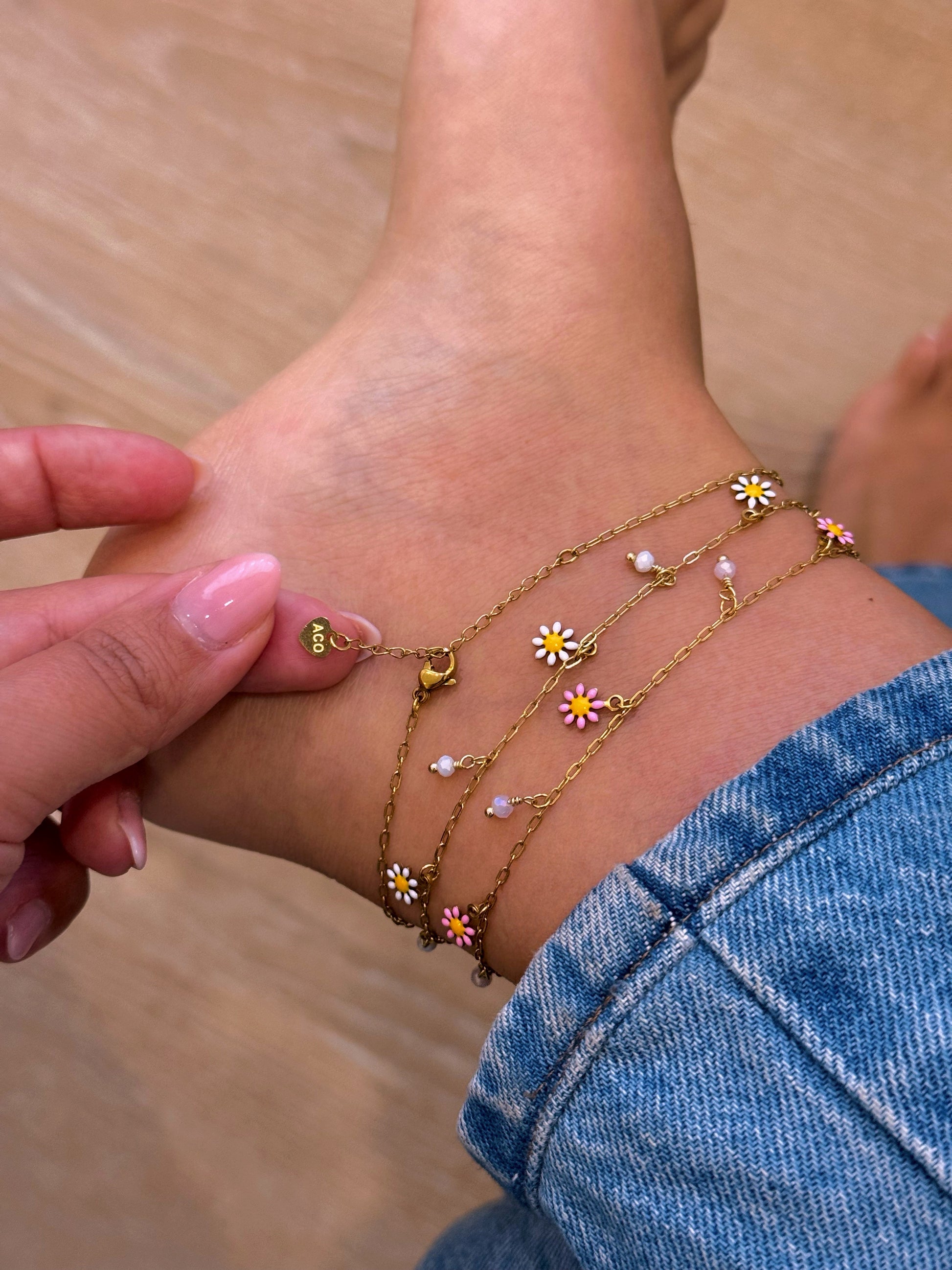Pulseira de pé com flores e pedrinhas | 3 cores