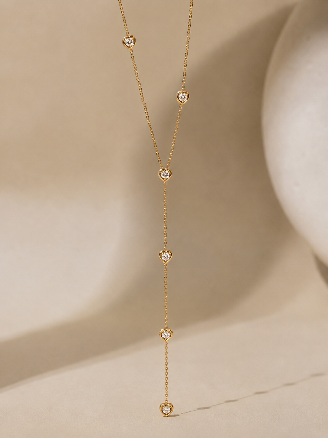 Colar delicado com corações em brilhante e pendente | Dourado