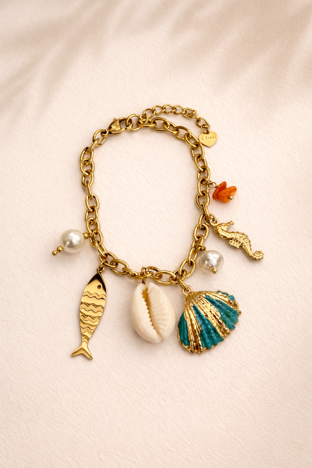 𝐄𝐝𝐢𝐜̧𝐚̃𝐨 𝐋𝐢𝐦𝐢𝐭𝐚𝐝𝐚 𝐕𝐞𝐫𝐚̃𝐨 🐚 Pulseira corrente com concha turquesa e vários pendentes | Dourado