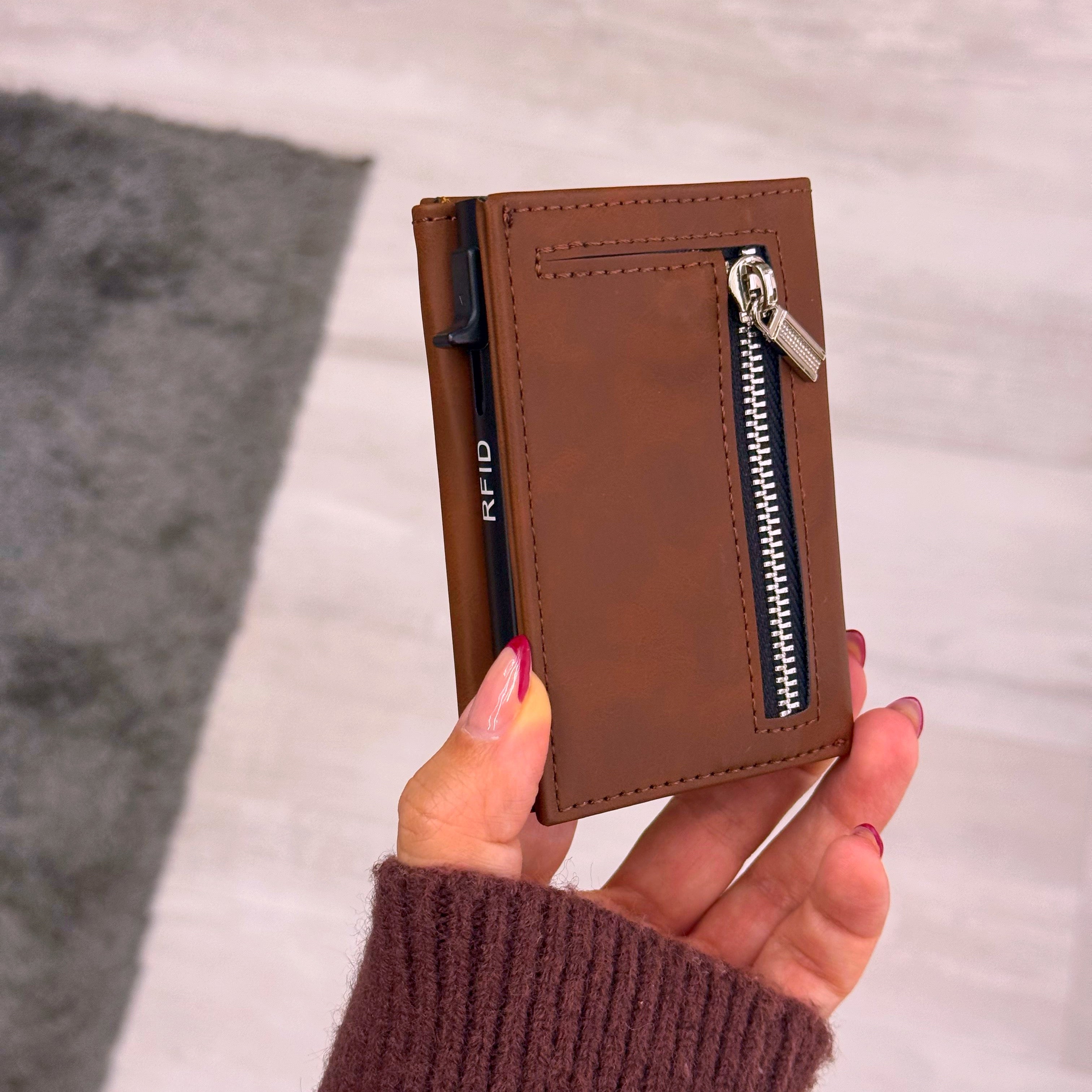 Porta cartões com fecho e aba extra para notas  | Castanho escuro