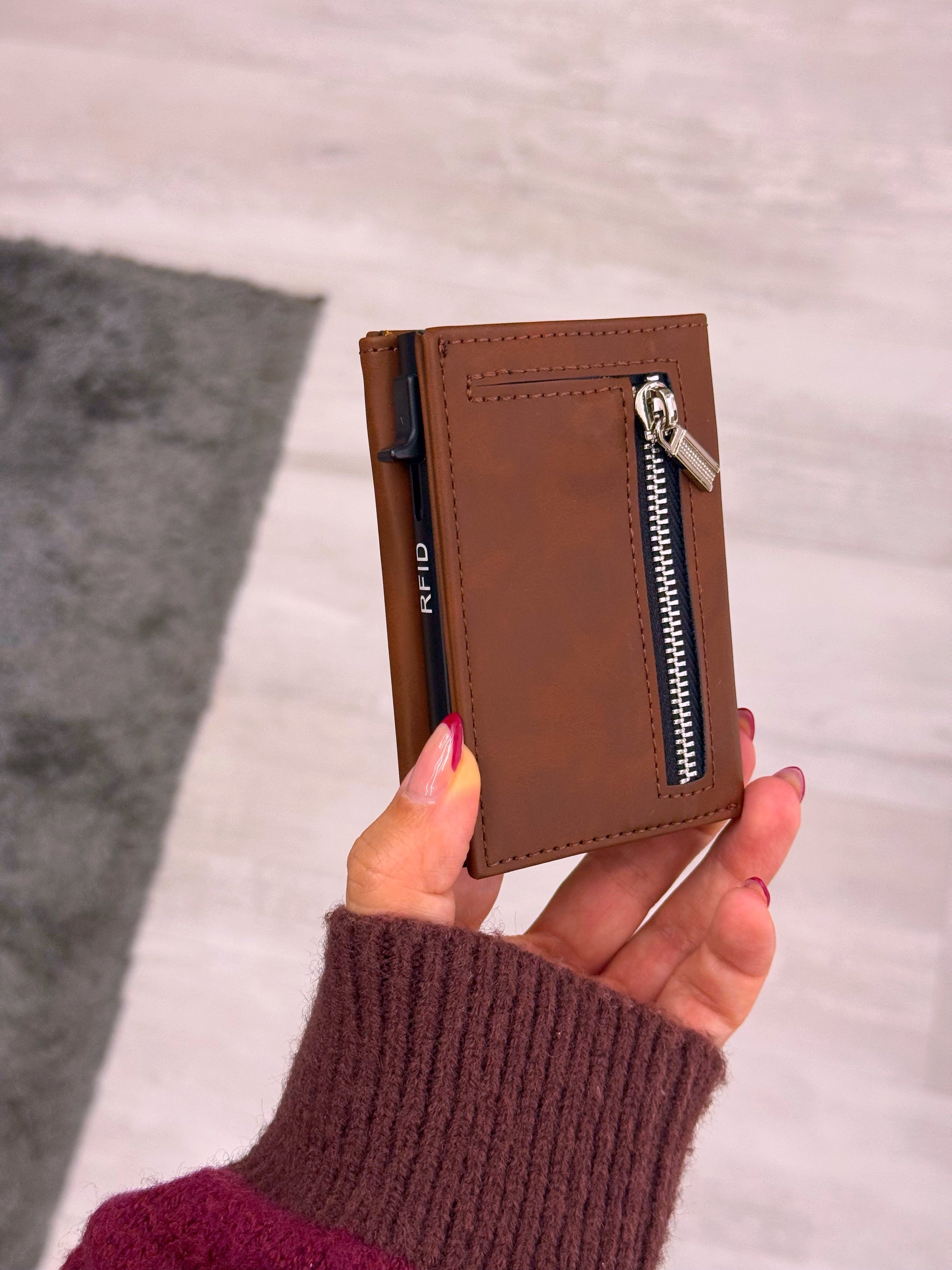 Porta cartões com fecho e aba extra para notas  | Castanho escuro