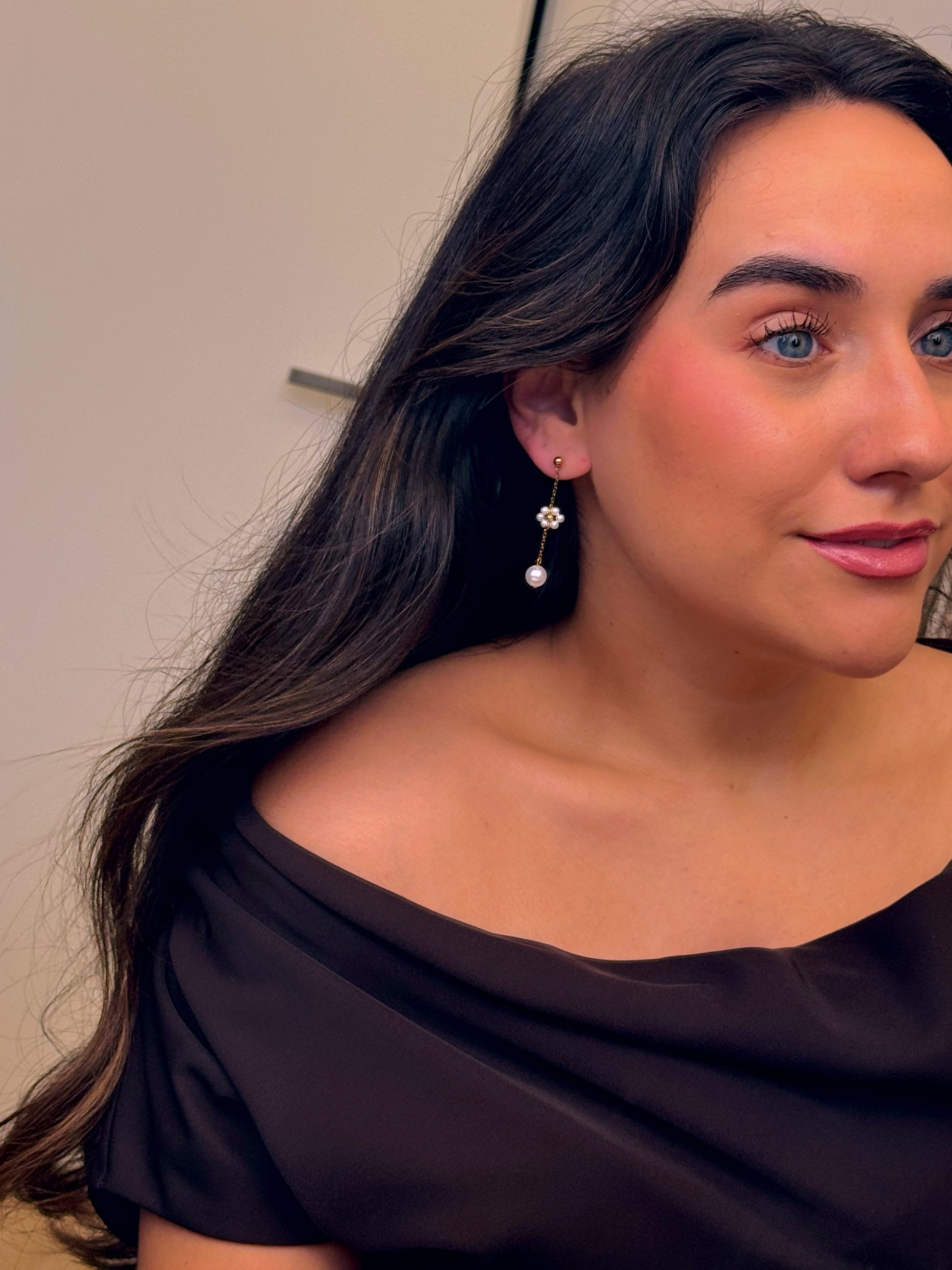 Brinco delicado • bolinha, flor de pérolas e pérola em corrente | Dourado