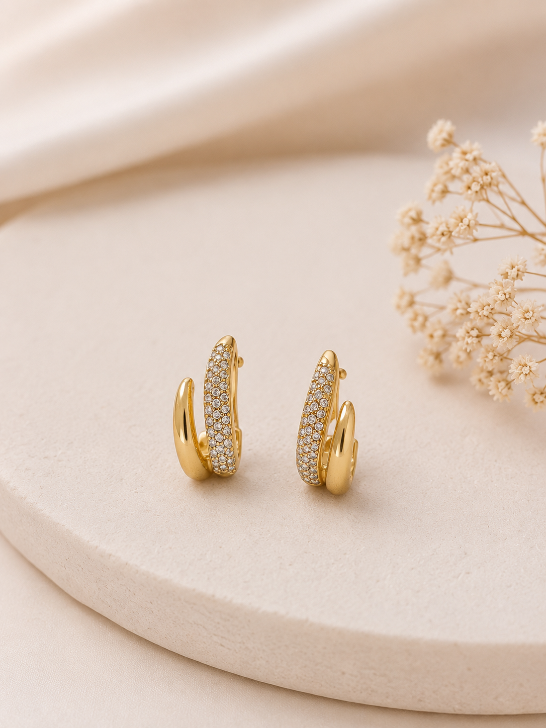 Argolas elegantes efeito duplo com brilhantes | Dourado