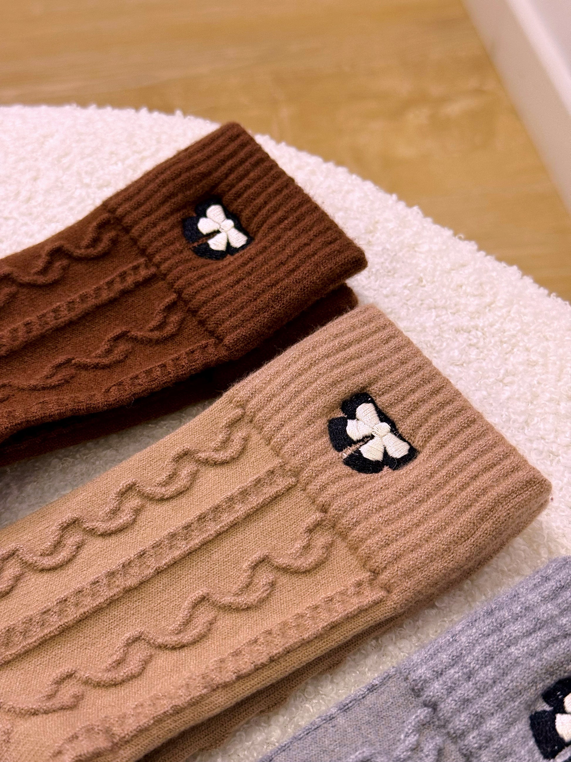 Meias de malha com lacinho bordado • com algodão e lã | 4 cores