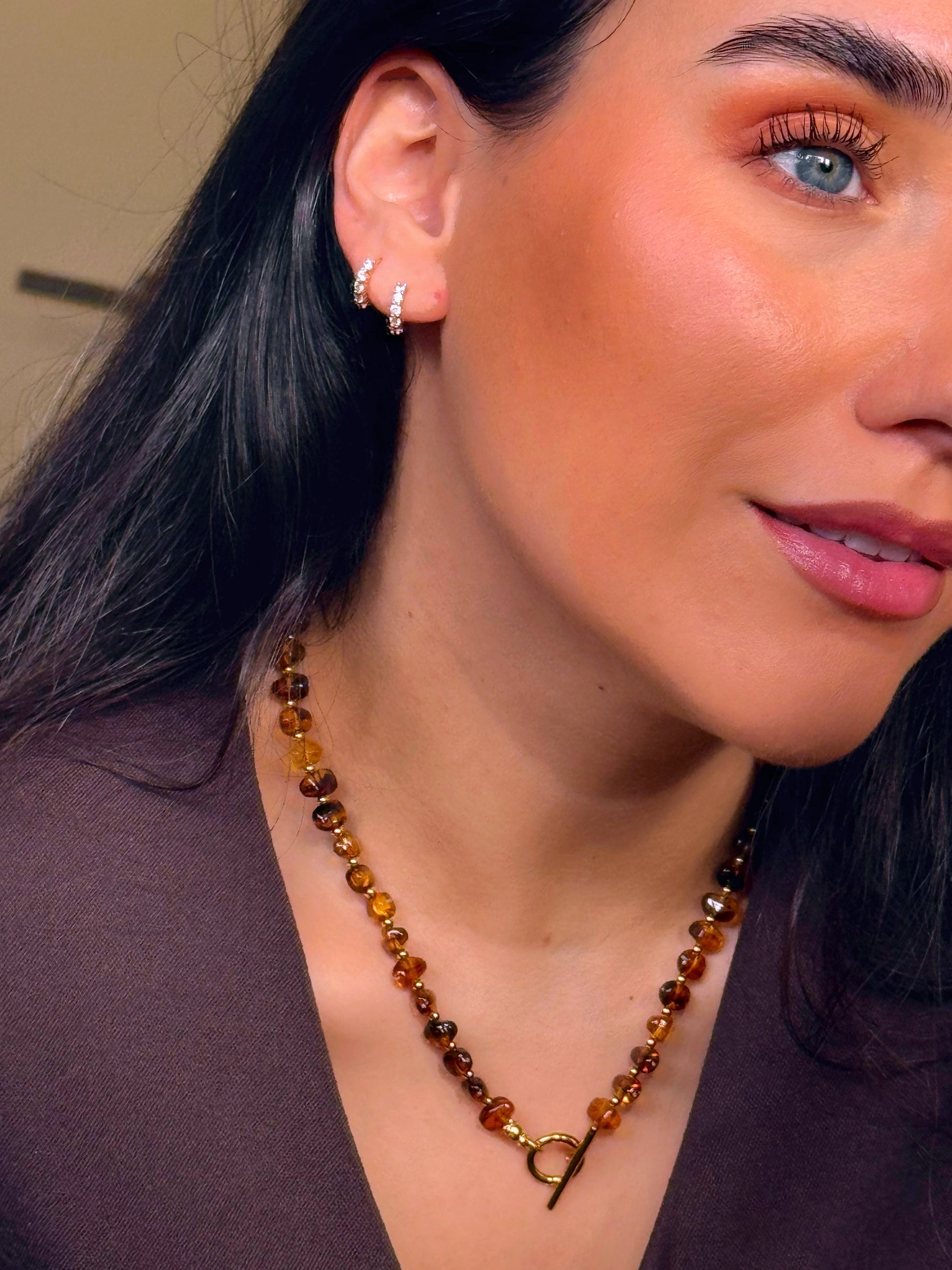 Colar de pedrinhas | Castanho - fecho em T