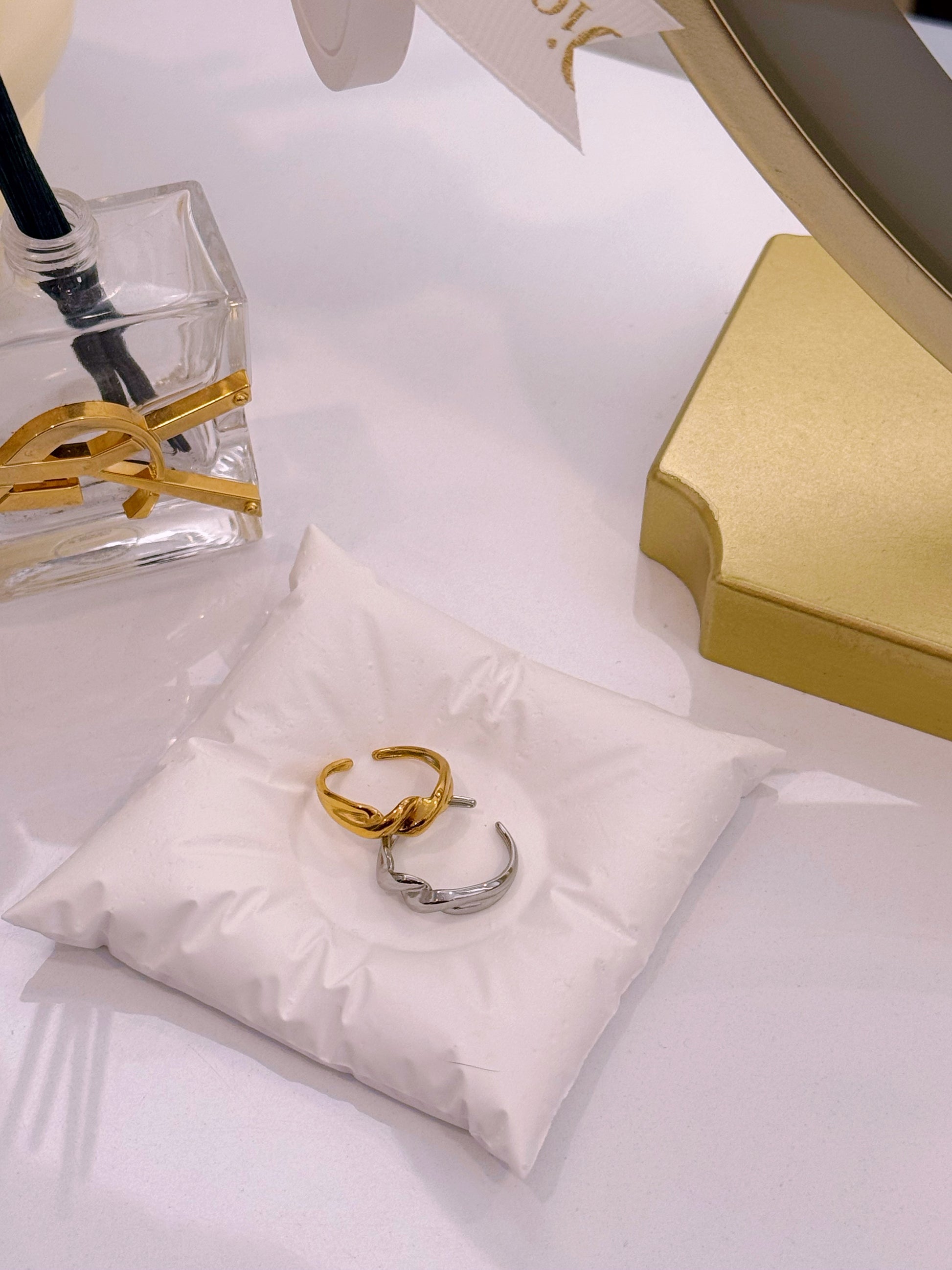 Anel ajustável com efeito torcido em relevo | 2 Cores