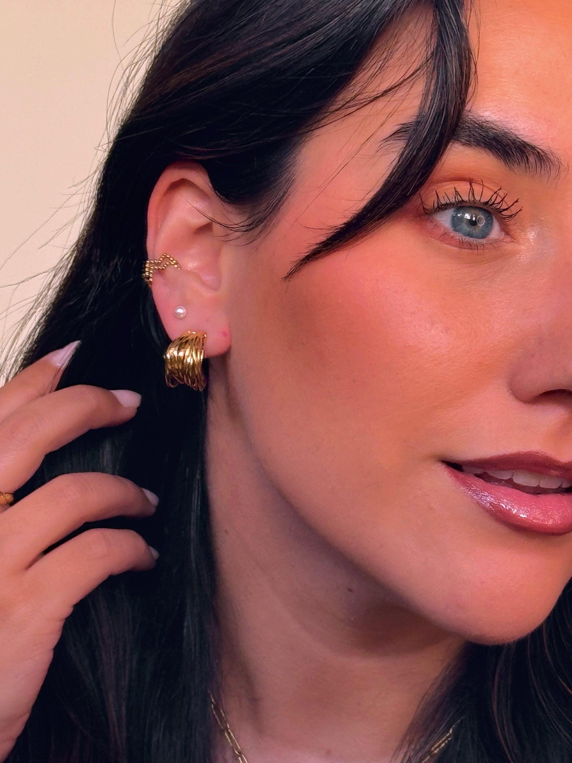 Argolas elegantes trabalhadas | Dourado