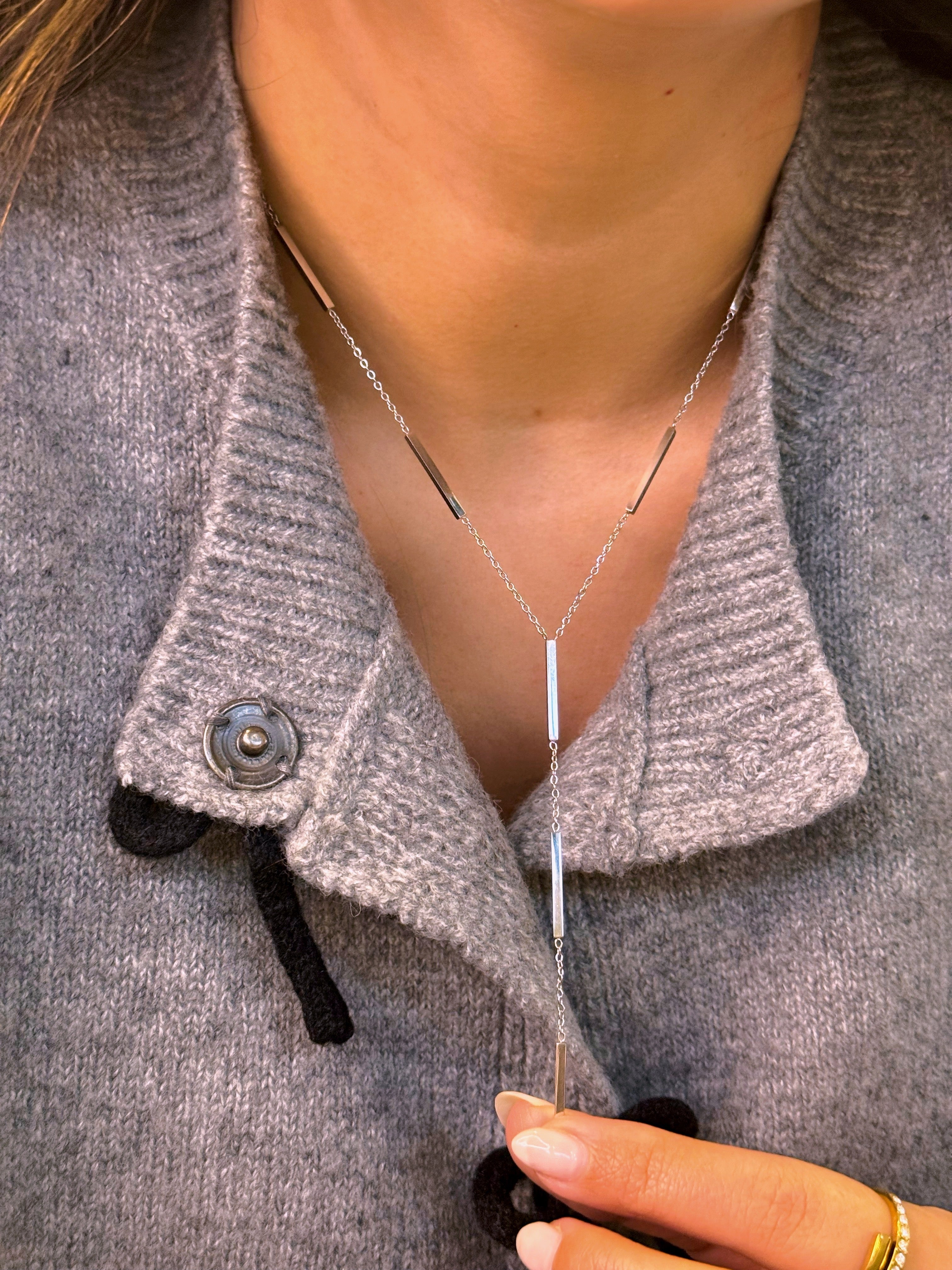 Colar com barrinhas e pendente | Prateado