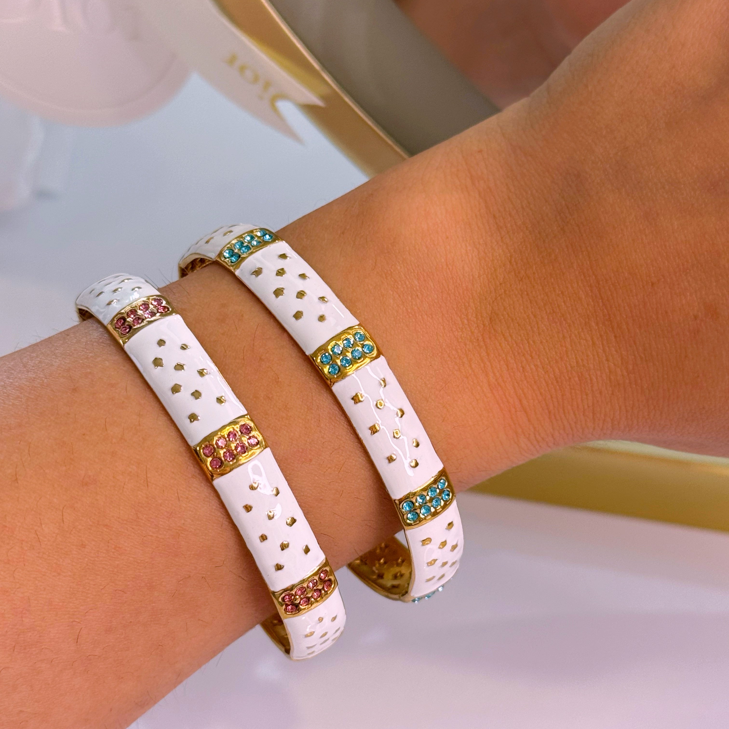 Pulseira Rígida – Escrava Com Esmalte, Estrelinhas e Brilhantes | 2 cores