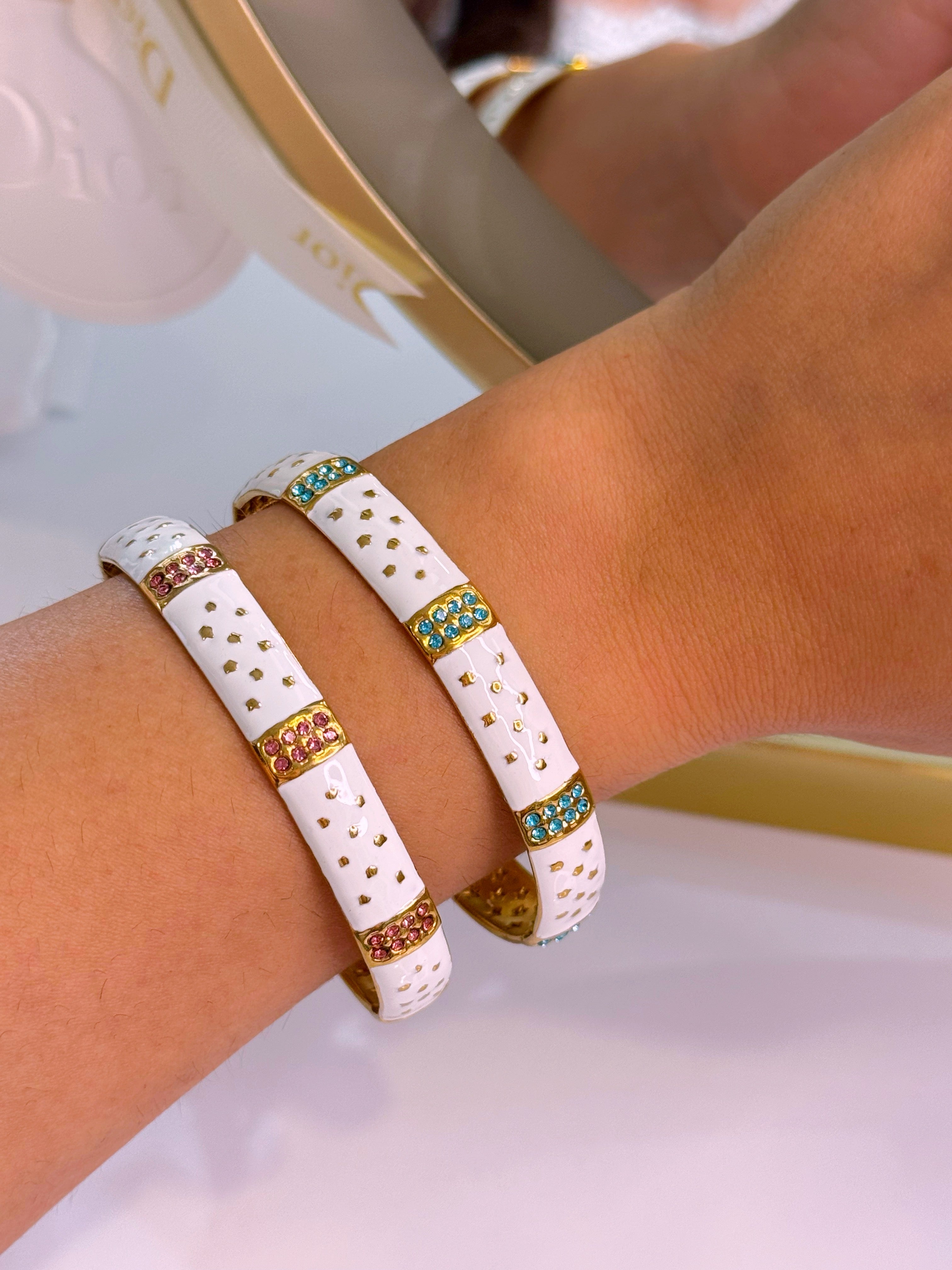 Pulseira Rígida – Escrava Com Esmalte, Estrelinhas e Brilhantes | 2 cores