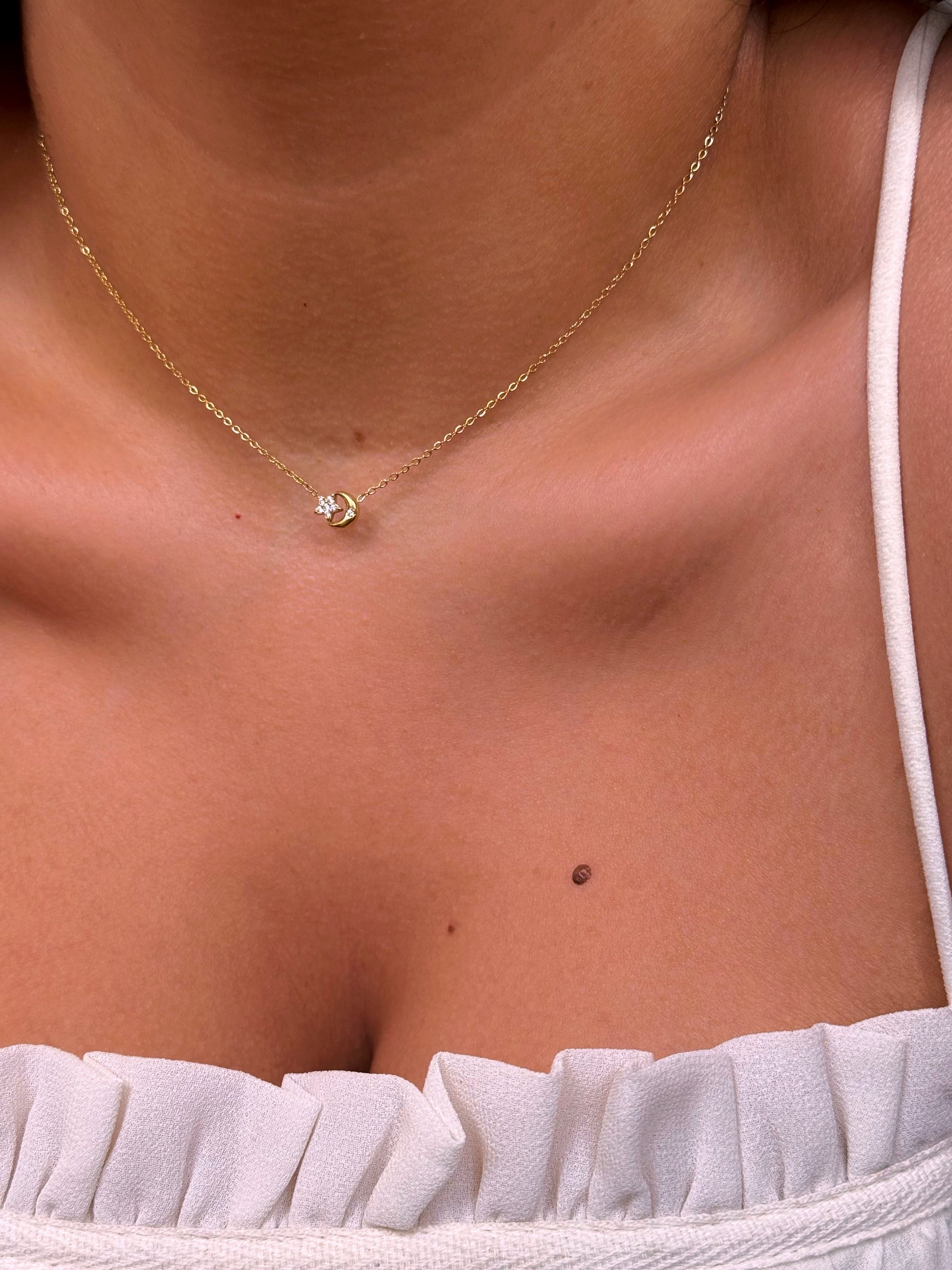 Colar malha fininha com estrelinha e lua com brilhantes | Dourado