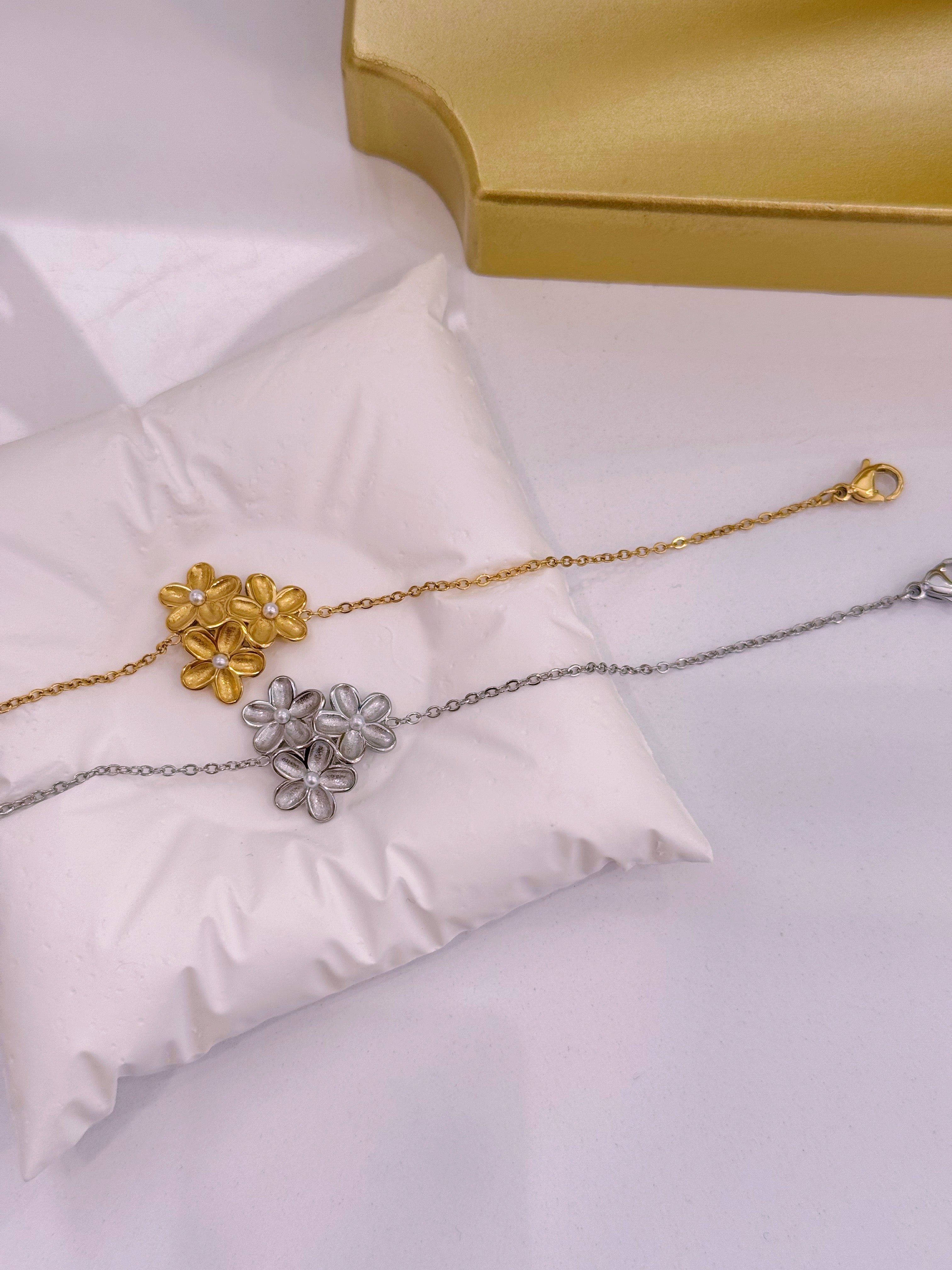 Pulseira delicada com três flores e pérolas | 2 Cores