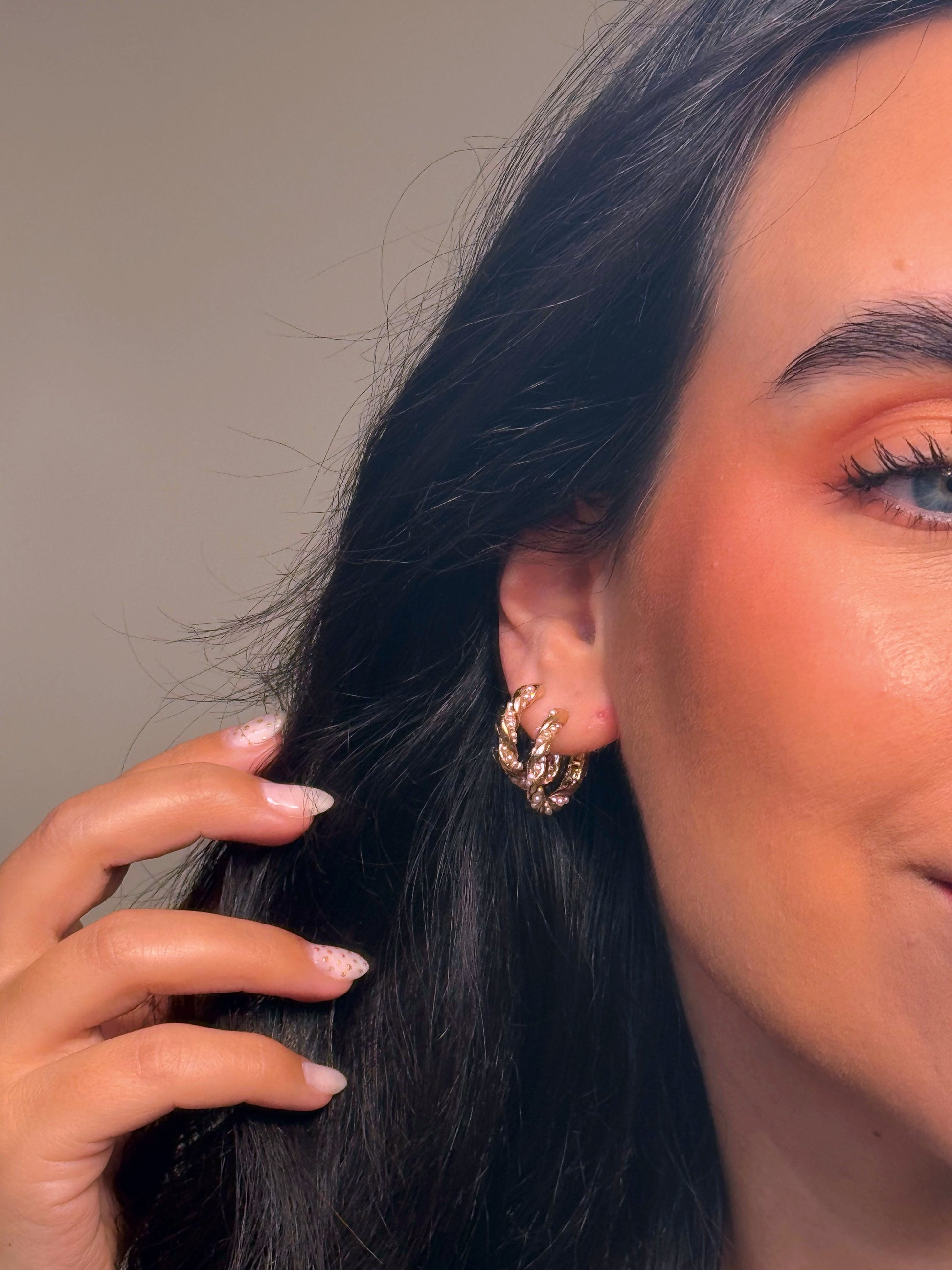 Argolas médias efeito torcido com pérolas | Dourado