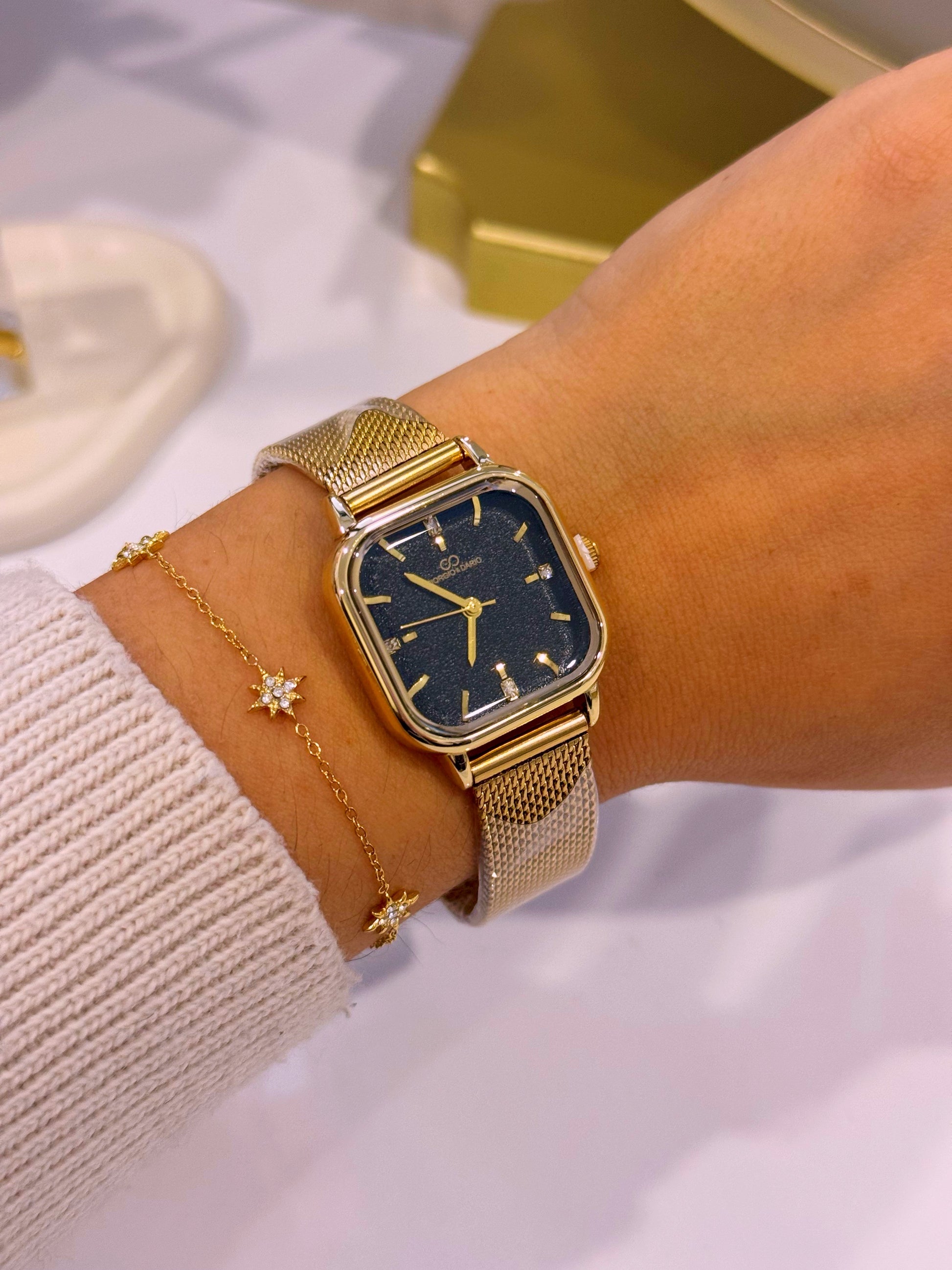 Relógio analógico mostrador quadrado com textura | Dourado com fundo preto