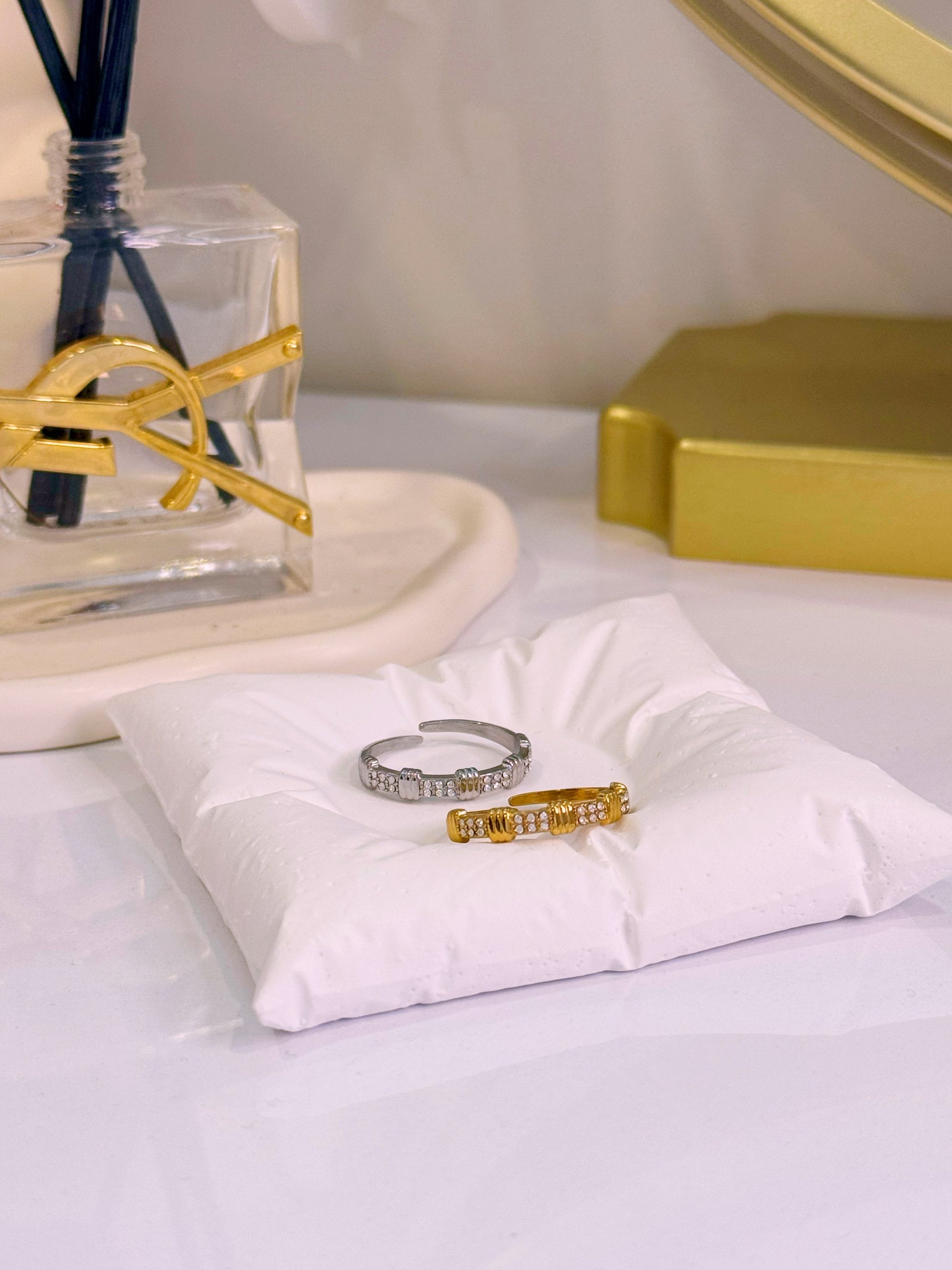 Anel ajustável pormenores relevos e brilhantes | 2 Cores