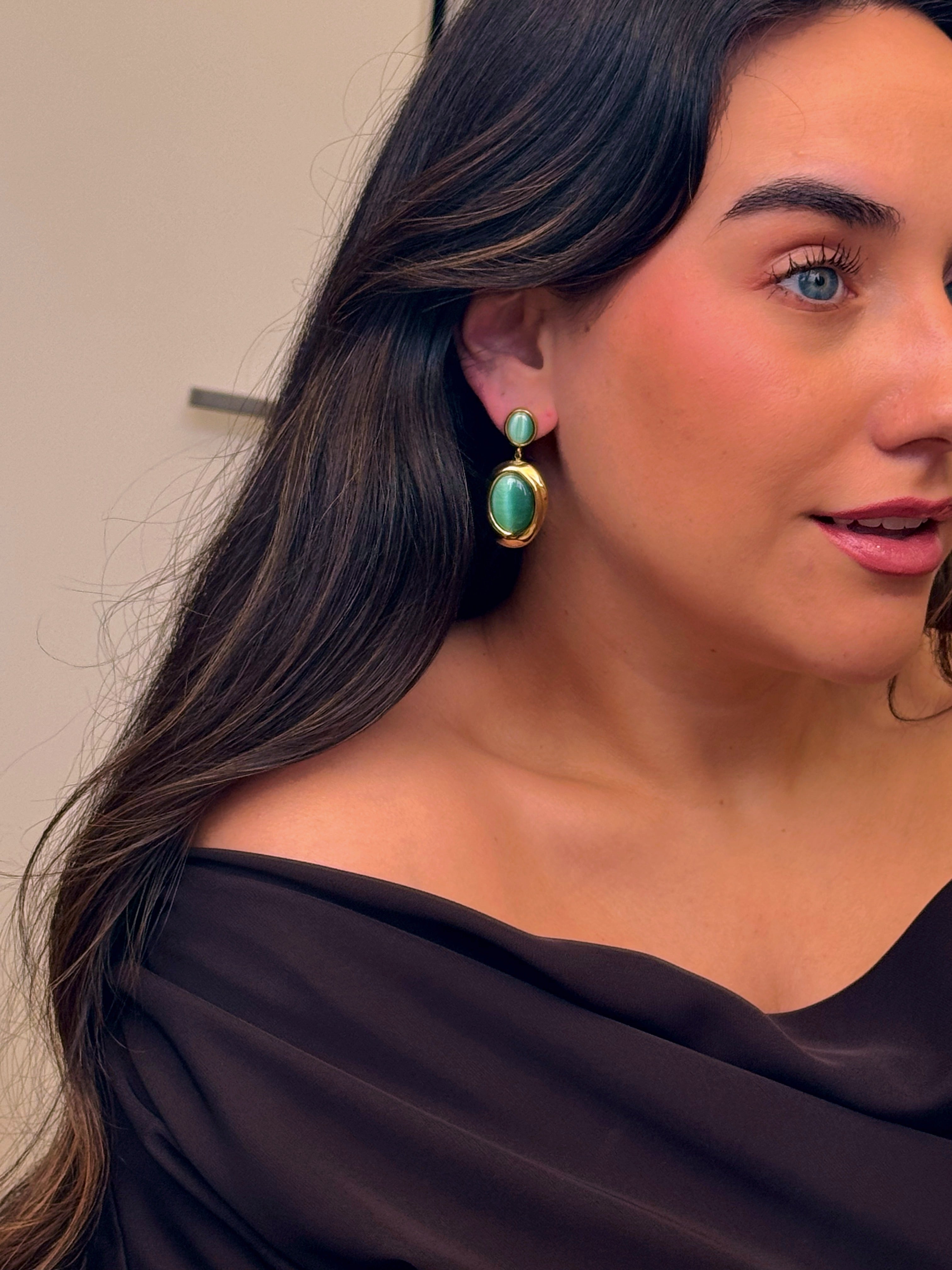 Brincos elegantes com pedras verdes em pendente | Dourado