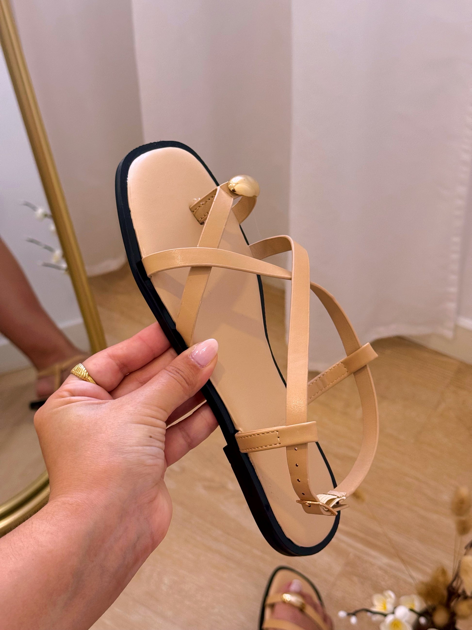 Sandália com fivelas entrelaçadas e pormenor oval dourado | Bege