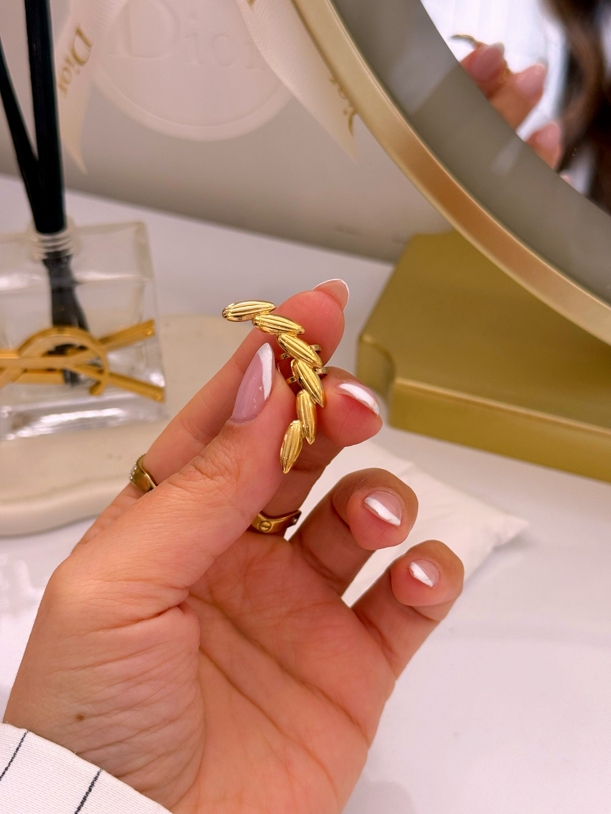 Earcuff ajustável • efeito espiga com relevos | Dourado - aço inoxidável