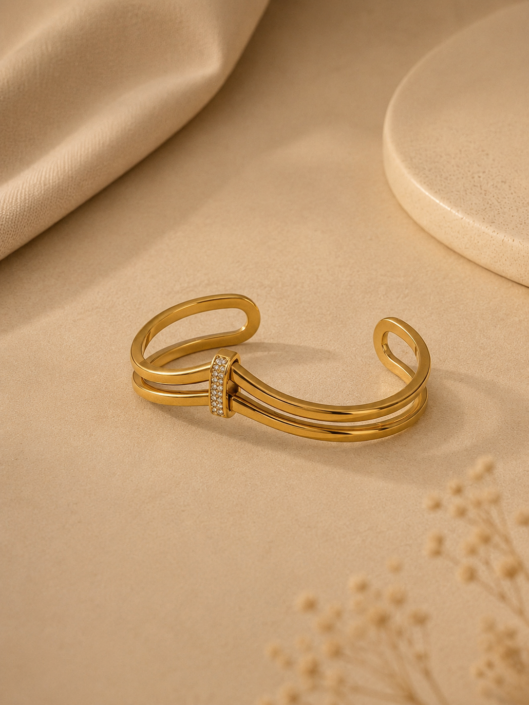 Pulseira rígida efeito duplo bico com brilhantes ao centro | Dourado