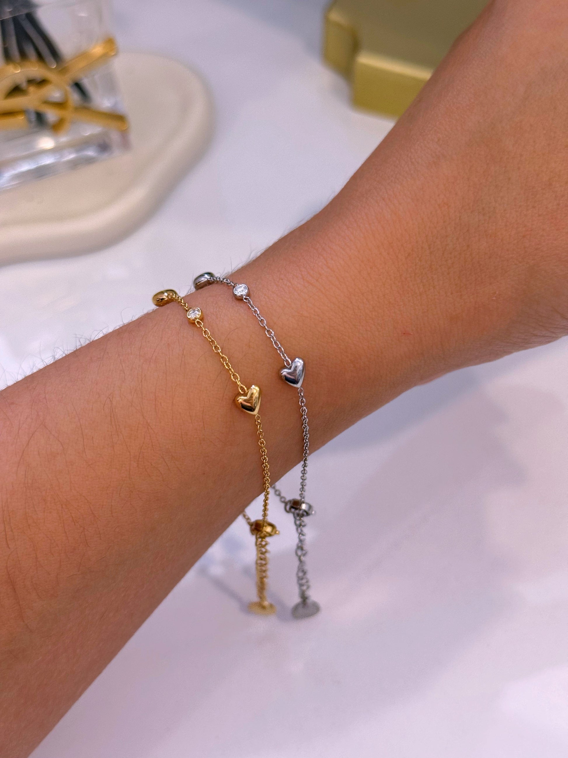 Pulseira delicada com corações e brilhantes | 2 Cores