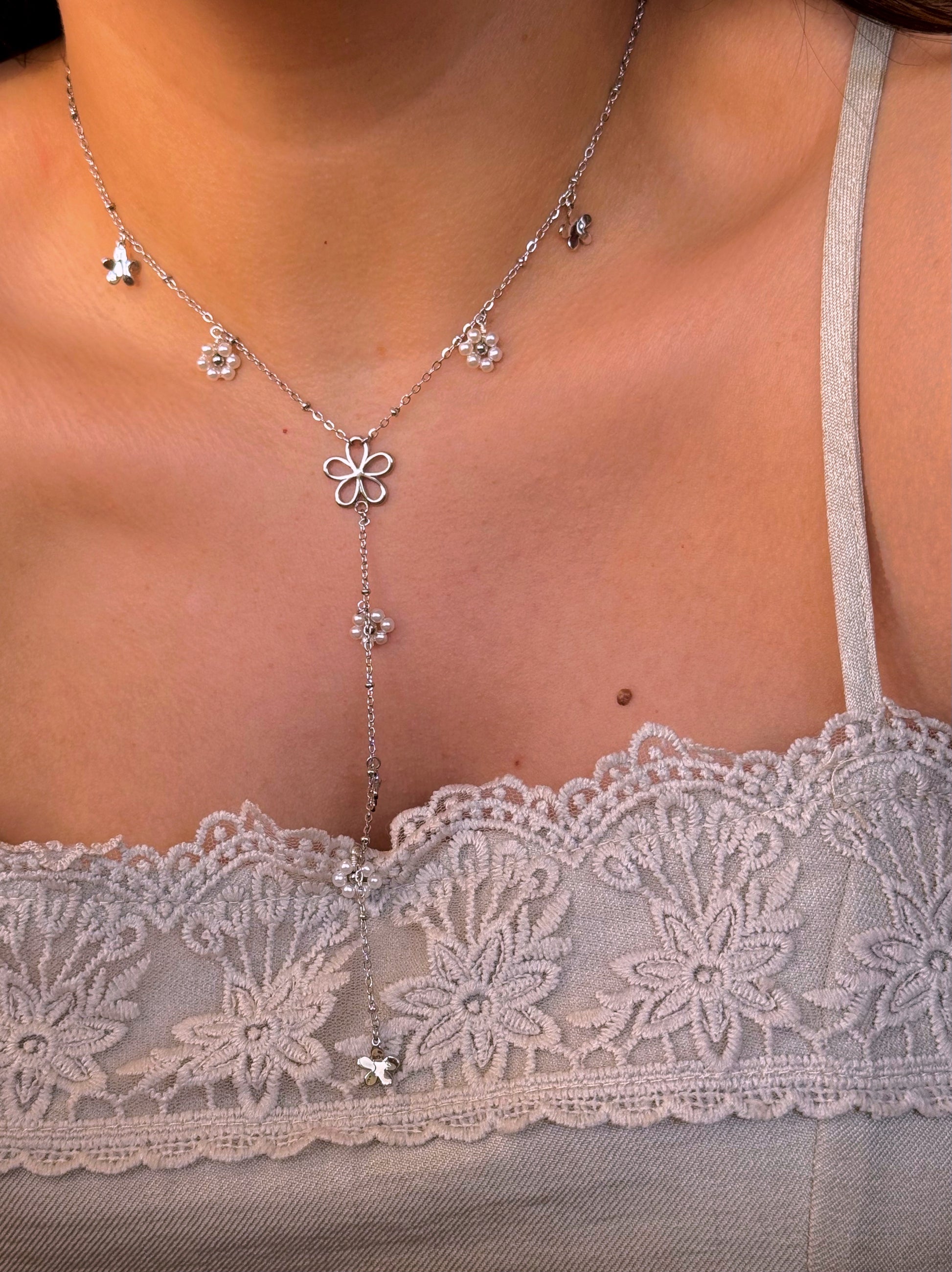 Colar com flores e pendente | Prateado