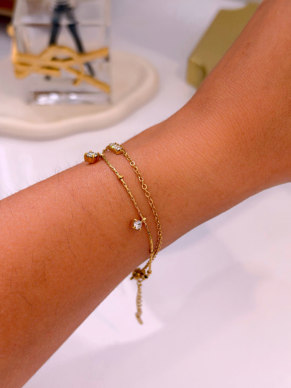 Pulseira efeito duplo malha fina e corrente com brilhantes | Brilhantes Simples