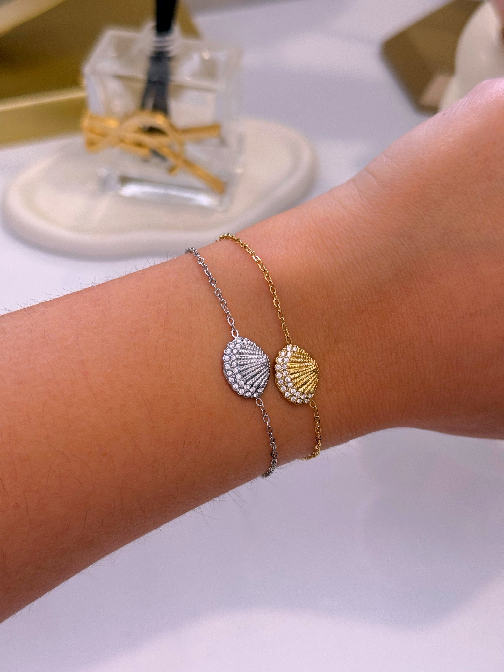 Pulseira delicada • concha com relevos e brilhantes | 2 Cores