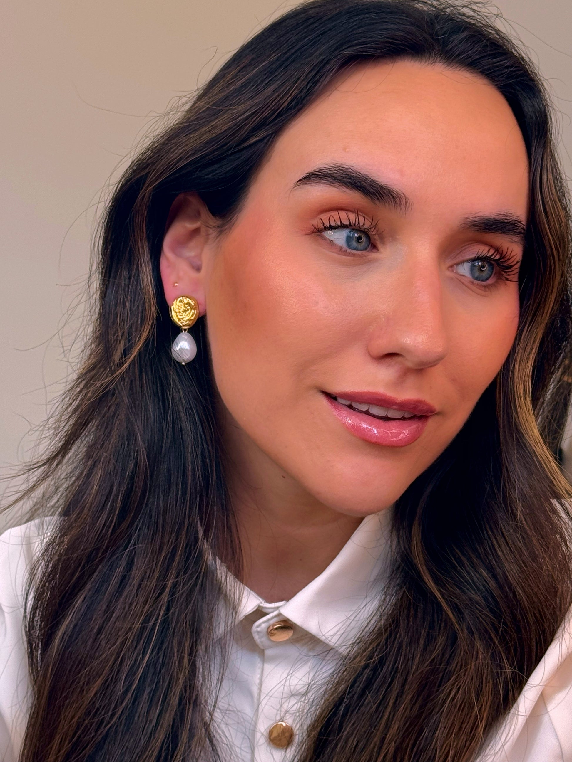 Brincos elegantes com textura e pérola em gota | Dourado