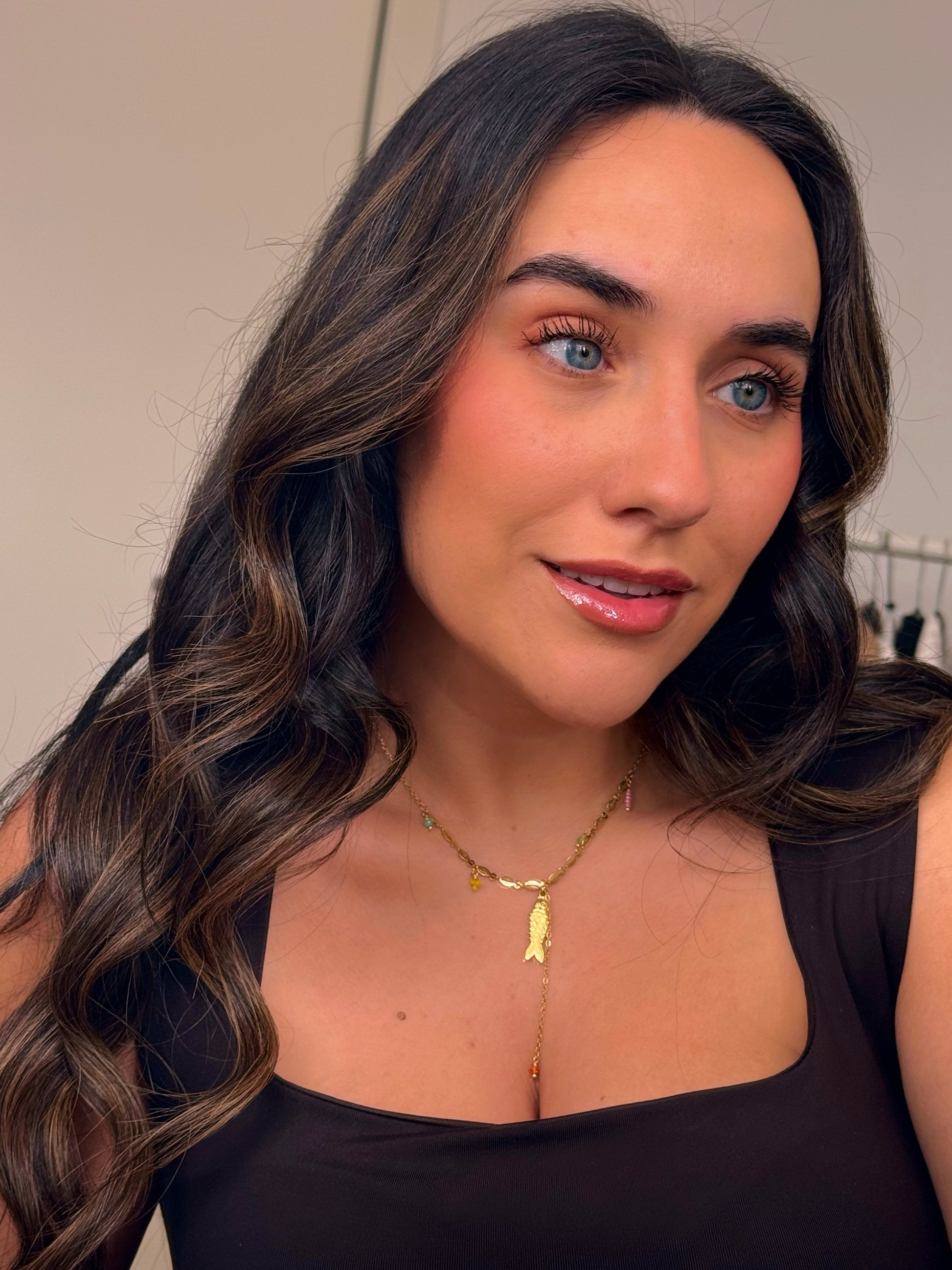 Colar delicado com peixe e pedrinhas coloridas | Dourado
