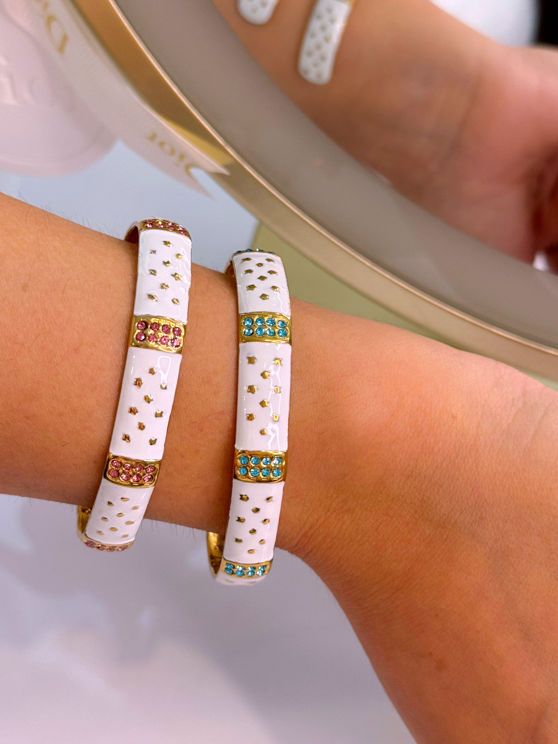 Pulseira Rígida – Escrava Com Esmalte, Estrelinhas e Brilhantes | 2 cores