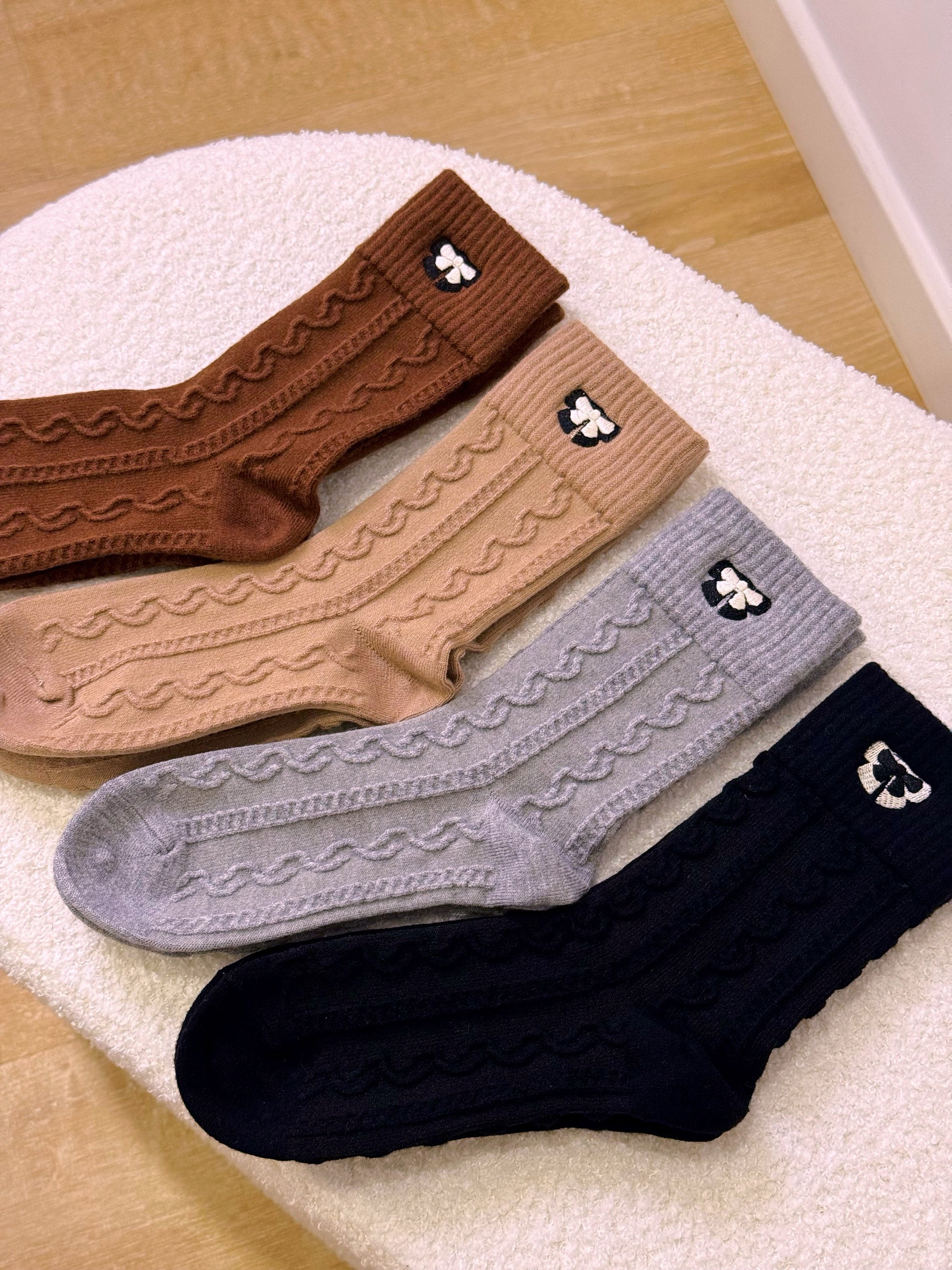 Meias de malha com lacinho bordado • com algodão e lã | 4 cores