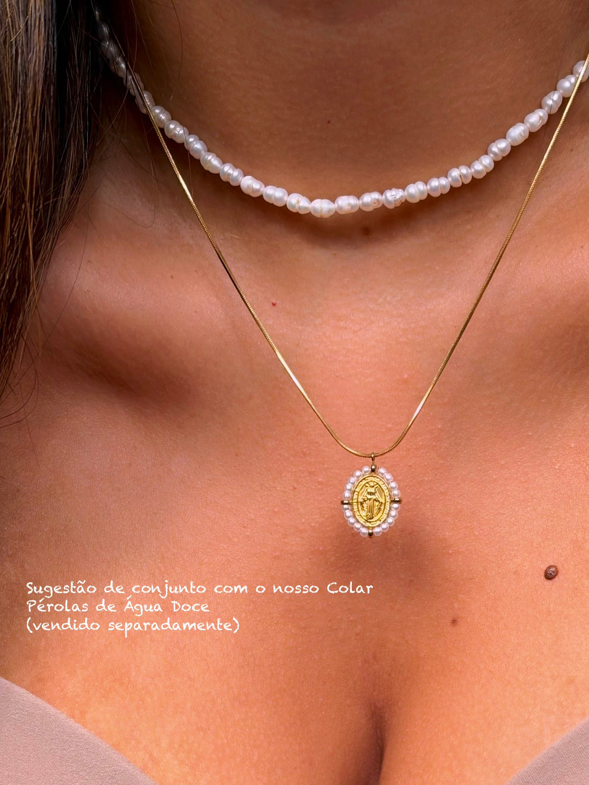 Colar malha fininha com medalha de Nª Senhora e pérolas | Dourado