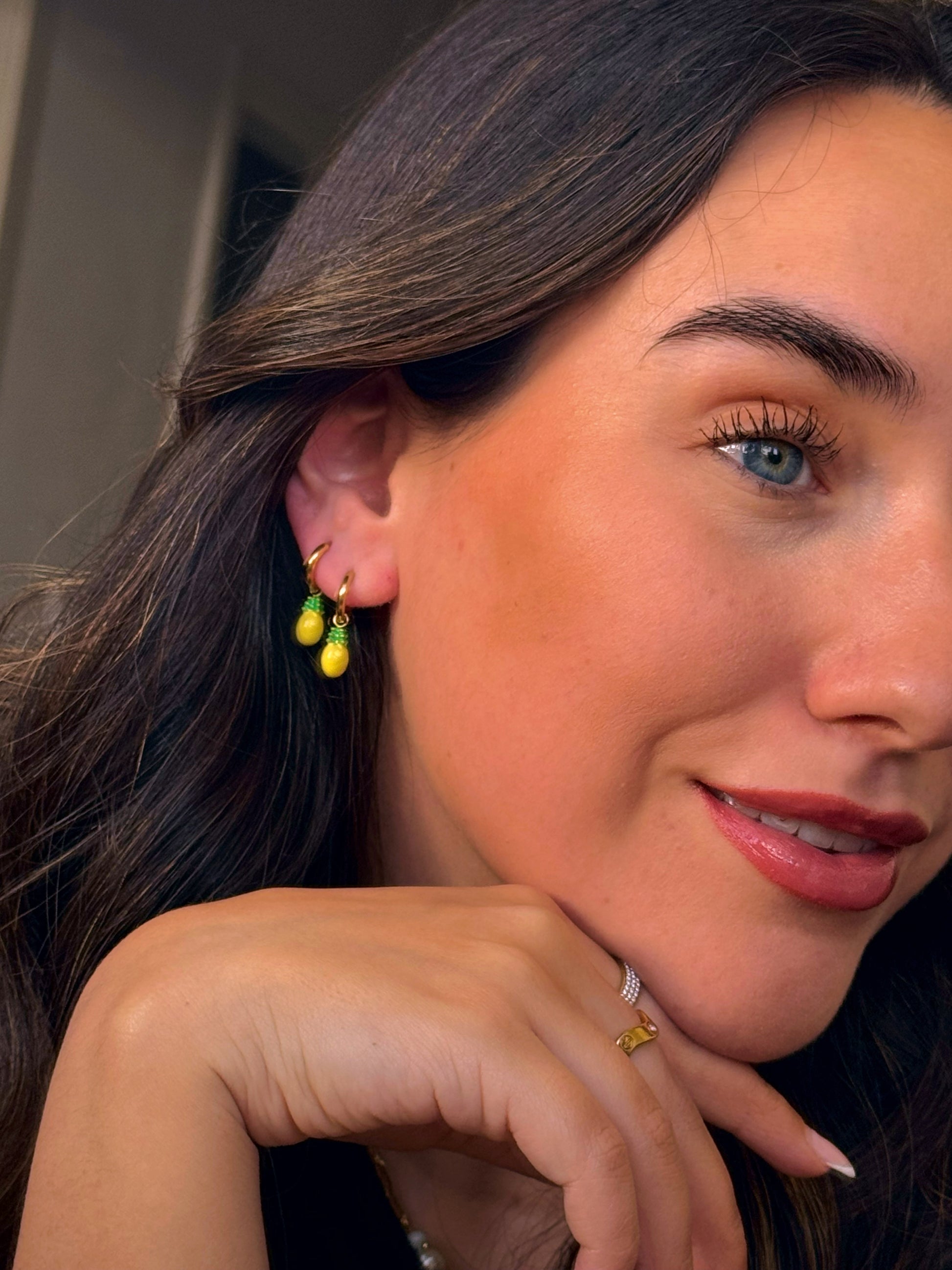 Argolinhas lisas com mini ananás em pendente | Dourado