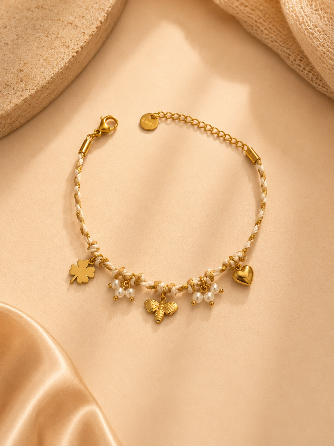 Pulseira cordão bege com pendentes e pérolas | Dourado