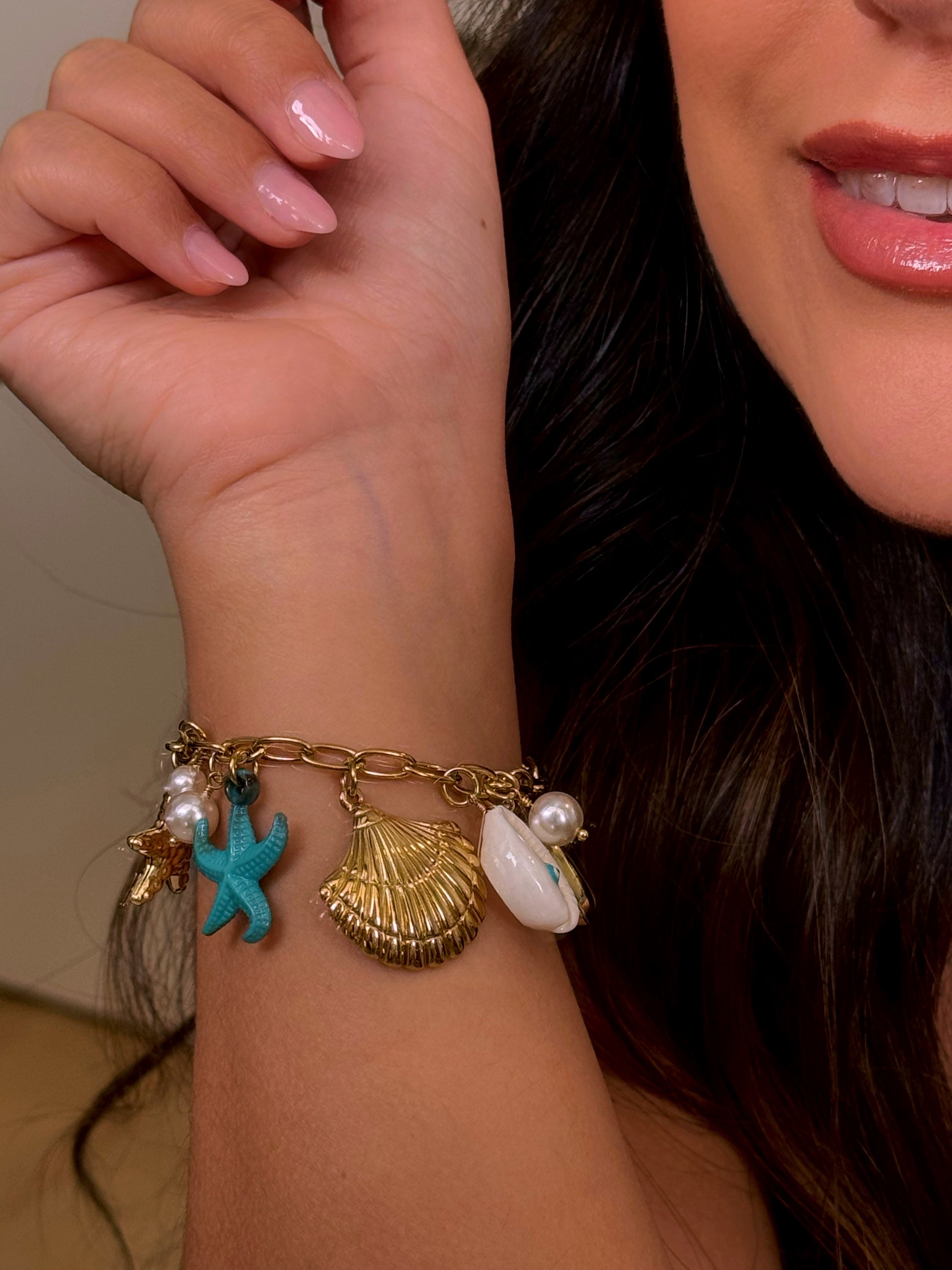 𝐄𝐝𝐢𝐜̧𝐚̃𝐨 𝐋𝐢𝐦𝐢𝐭𝐚𝐝𝐚 𝐕𝐞𝐫𝐚̃𝐨 🐚 Pulseira corrente com estrela do mar turquesa e vários pendentes | Dourado