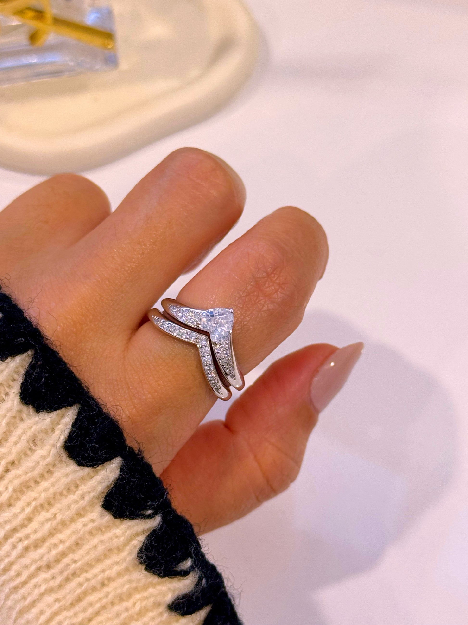 Anel delicado • efeito bico com brilhantes | Linha Premium • 𝑒𝑑𝑖𝑐̧𝑎̃𝑜 𝑙𝑖𝑚𝑖𝑡𝑎𝑑𝑎