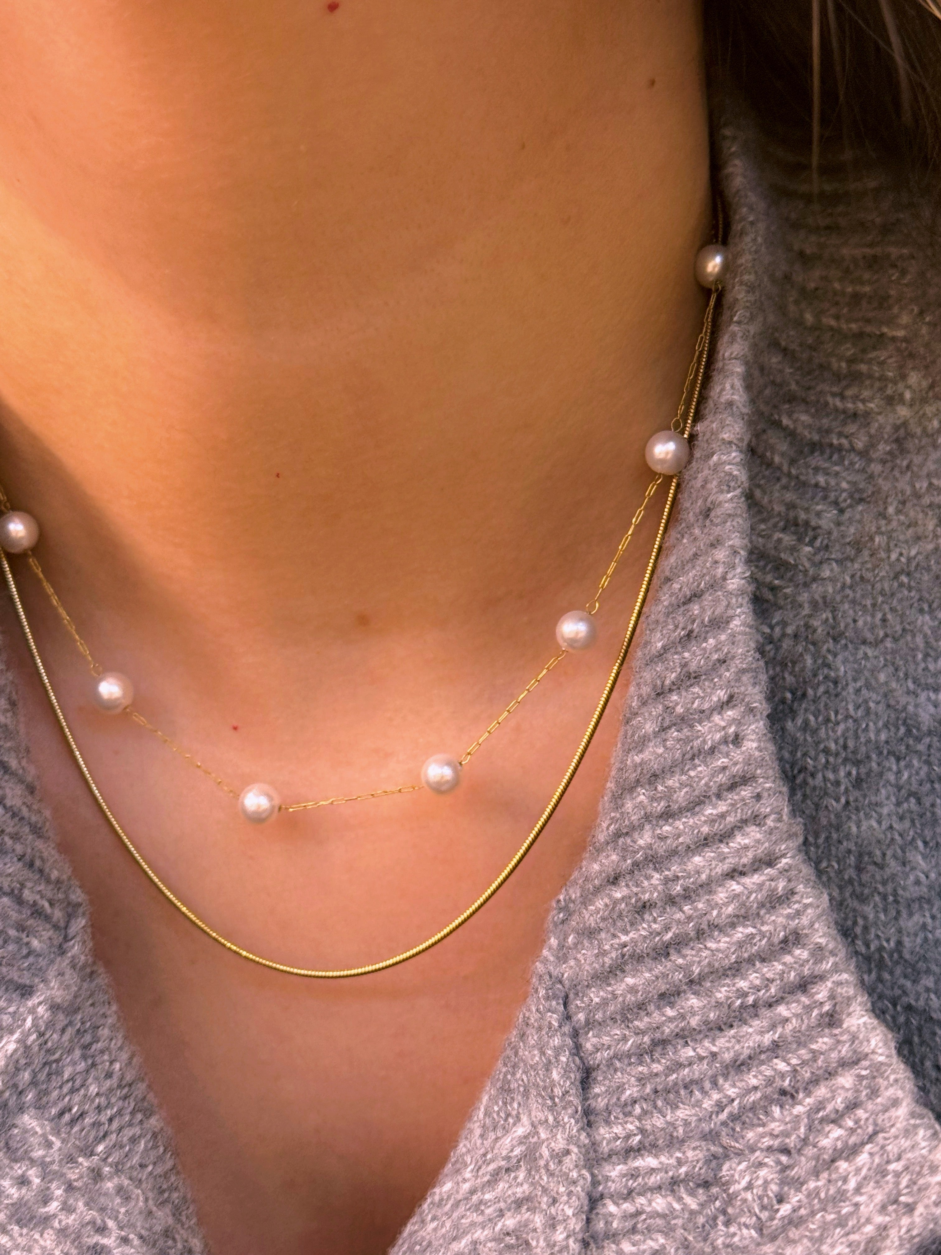 Colar efeito duplo com malha redonda fininha e pérolas | Dourado