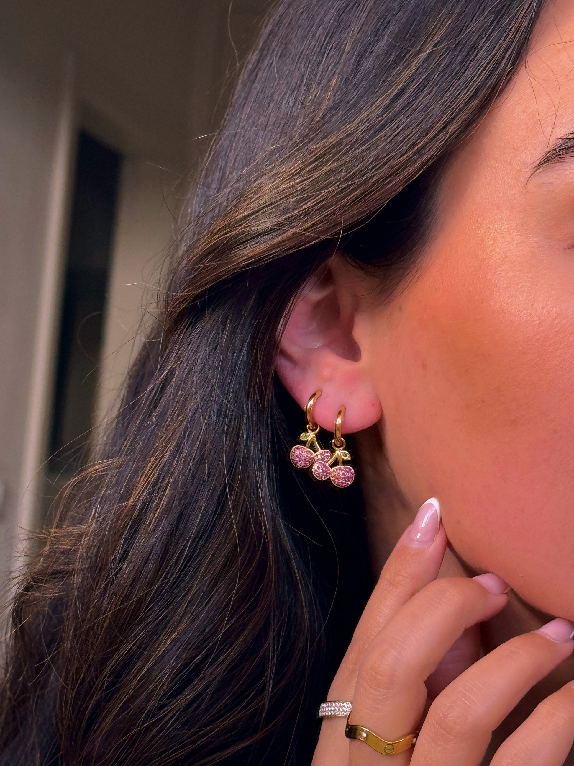 Argolinhas lisas com mini cerejas em pendente | Dourado