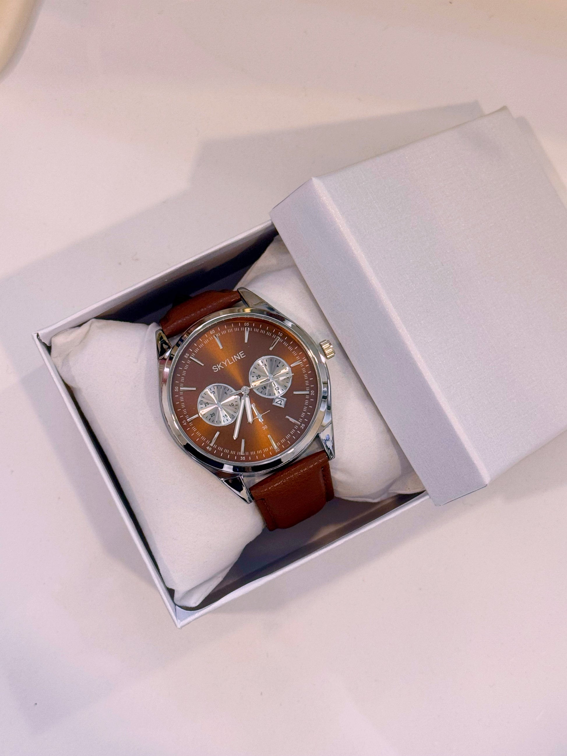 Relógio Analógico em pele | Camel com mostrador prateado