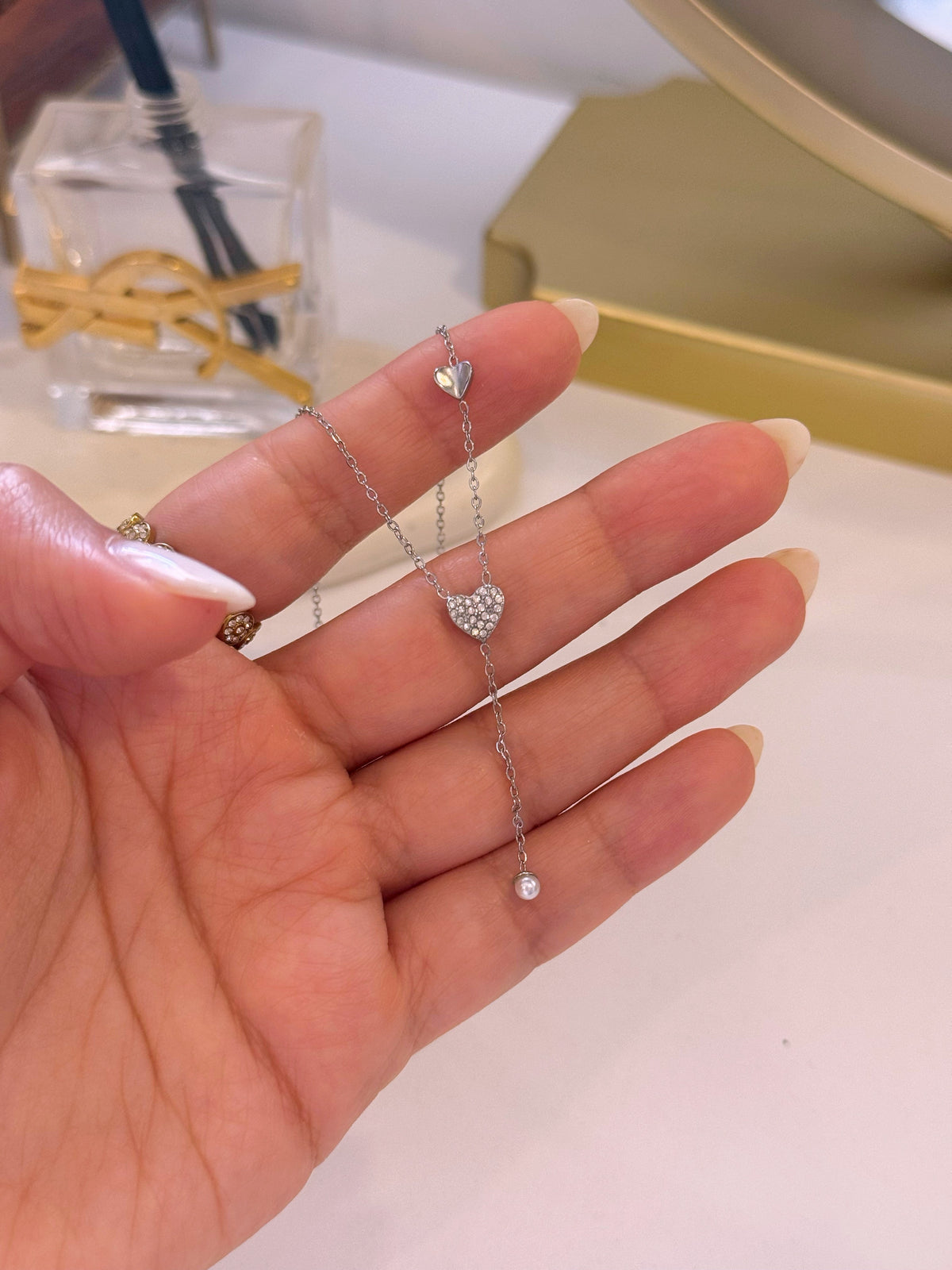 Colar com corações e mini pérola em pendente | Prateado