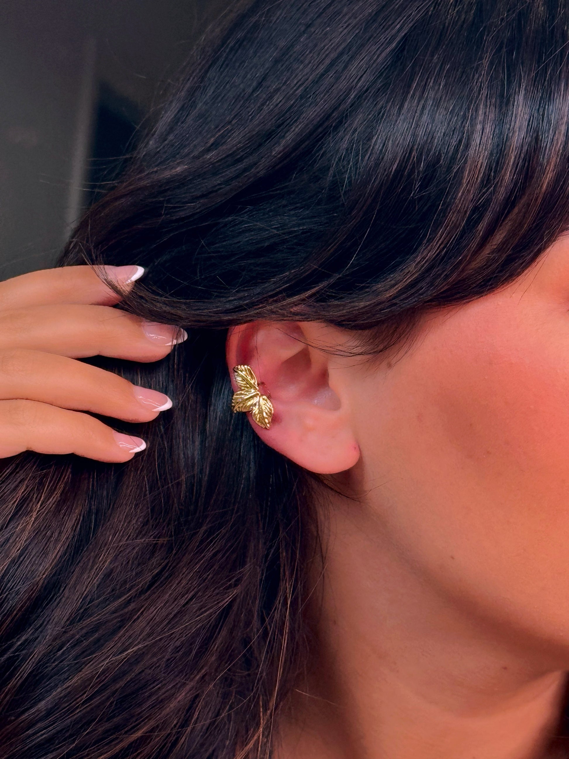 Earcuff ajustável • efeito folhinha com relevos | Dourado