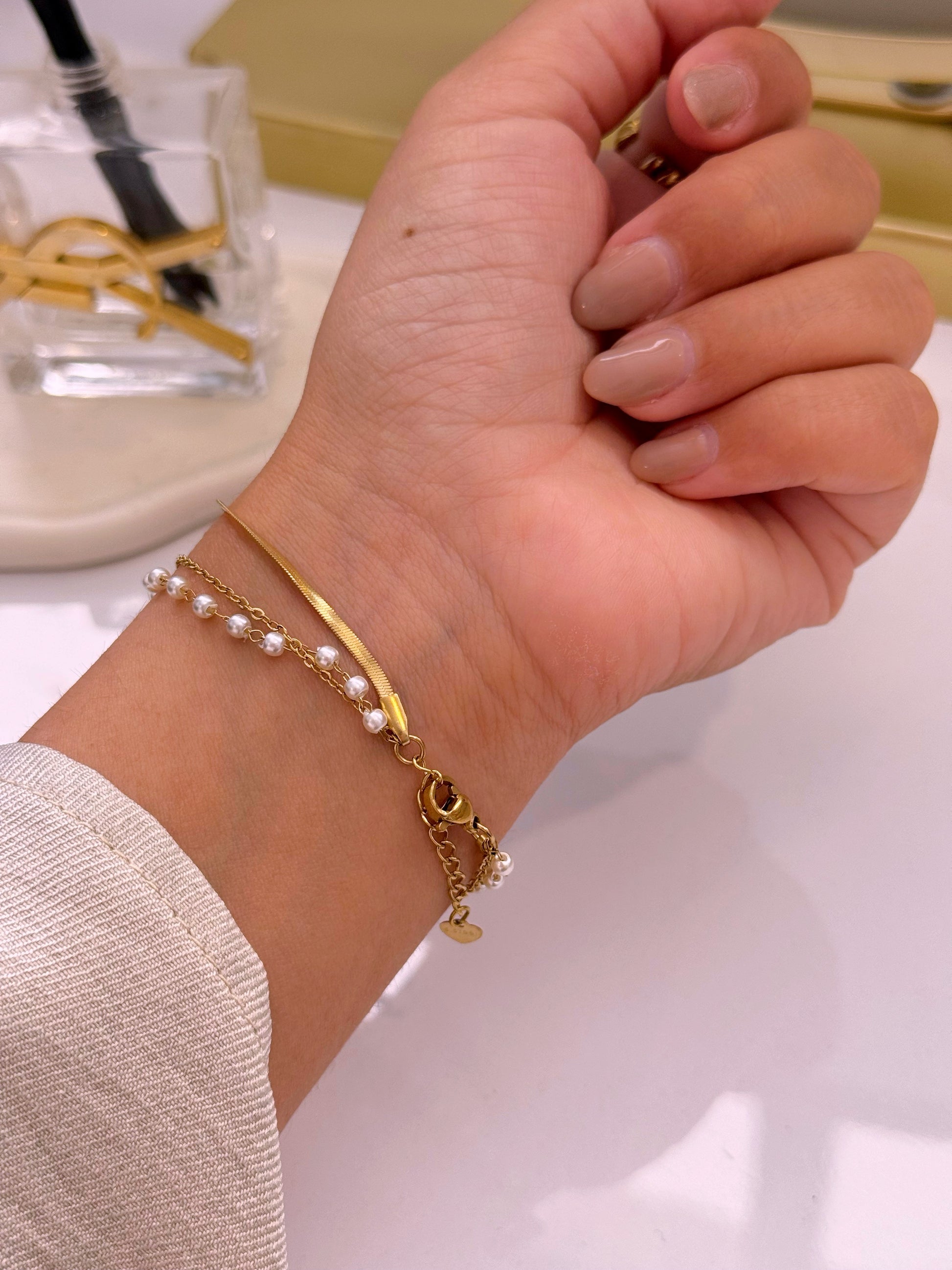 Pulseira efeito triplo • malha achatada, fininha com pérolas e fininha com coração | Dourado
