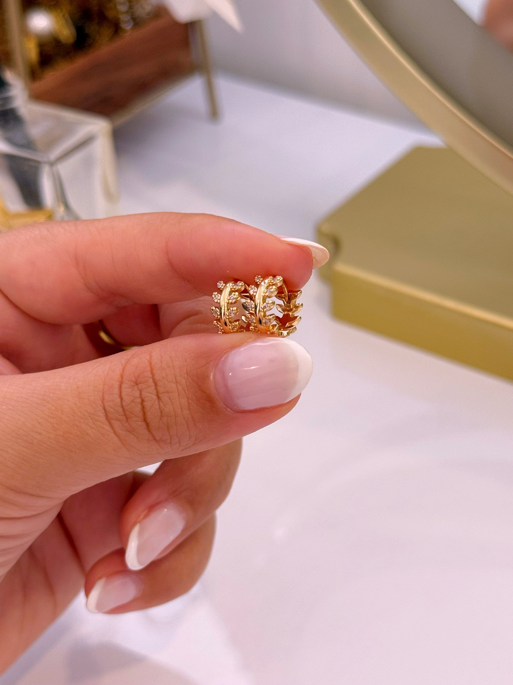 Argolinhas efeito folhinhas com brilhantes | Dourado
