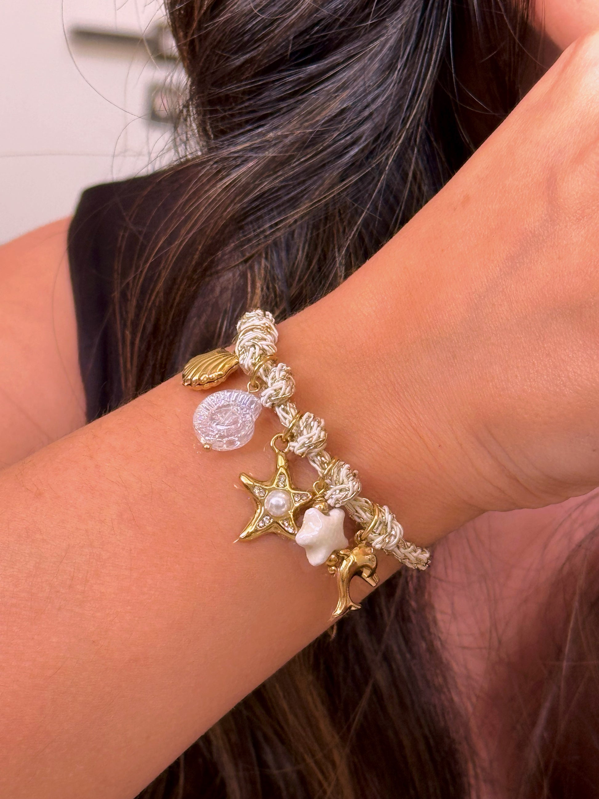𝐄𝐝𝐢𝐜̧𝐚̃𝐨 𝐋𝐢𝐦𝐢𝐭𝐚𝐝𝐚 𝐕𝐞𝐫𝐚̃𝐨 🐚 Pulseira cordão entrançada com estrela do mar e vários pendentes | Dourado