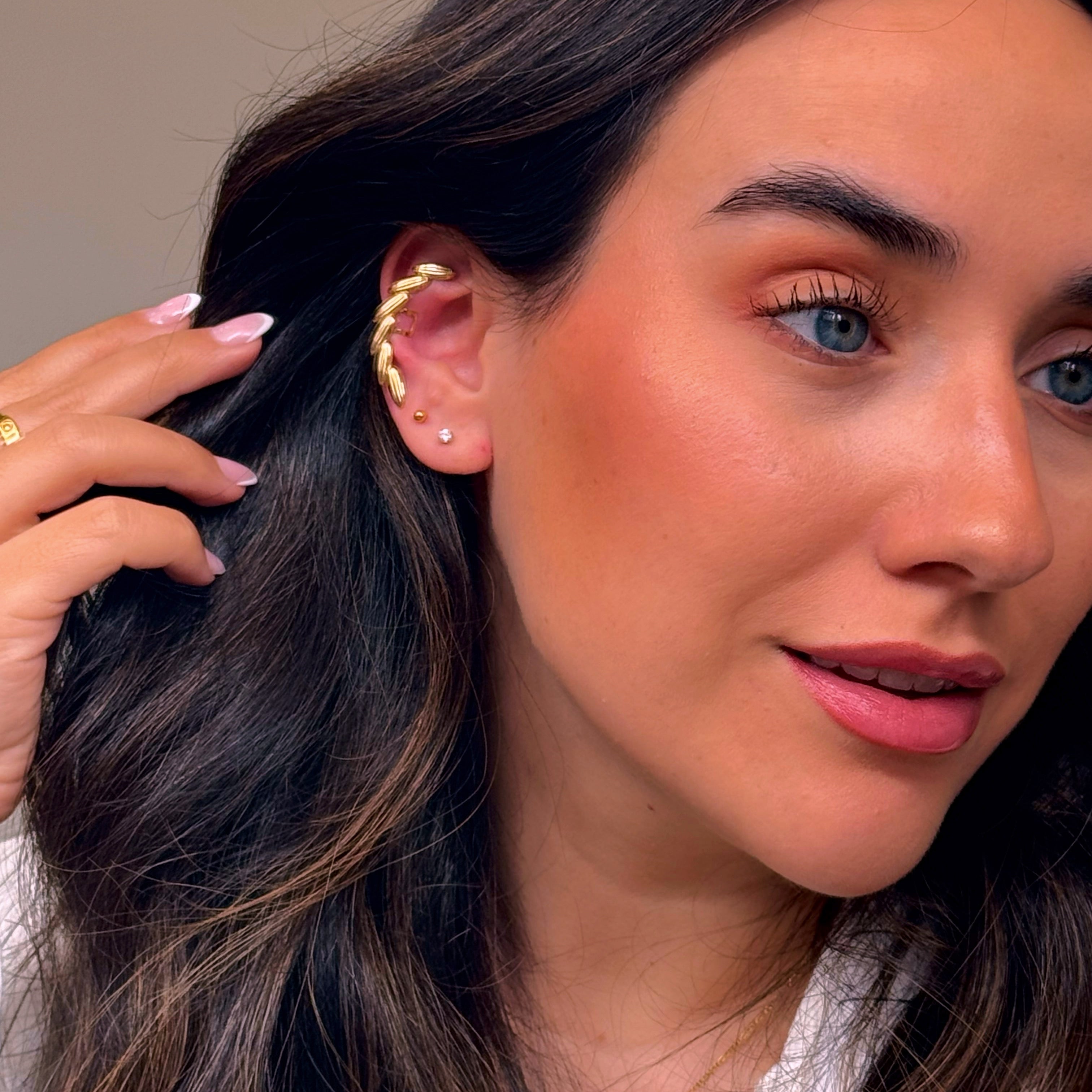 Earcuff ajustável • efeito espiga com relevos | Dourado - aço inoxidável