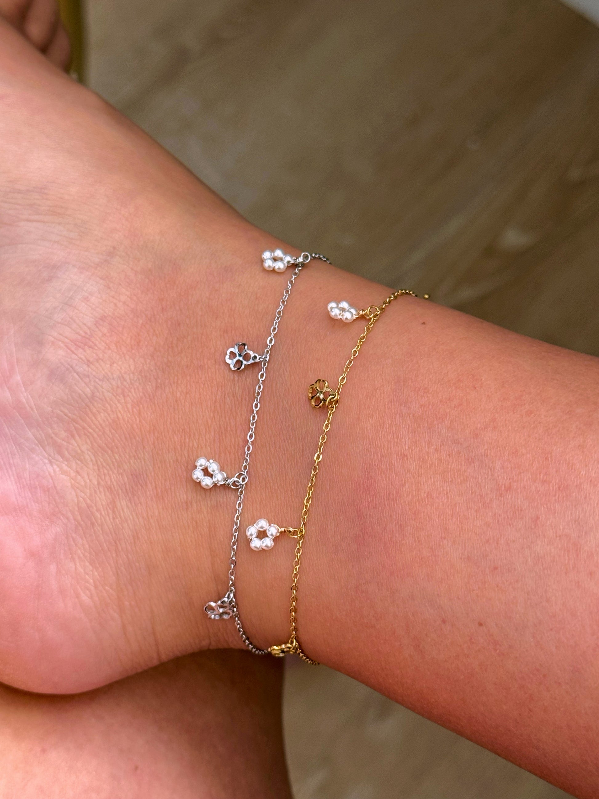 Pulseira de pé com trevos e pérolas | 2 cores